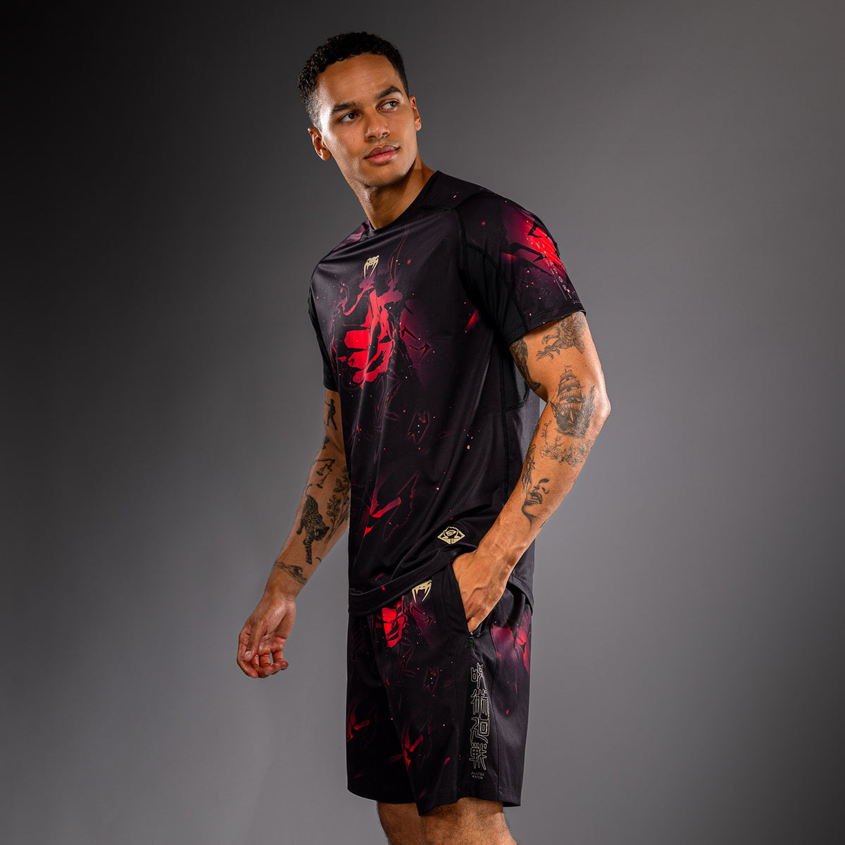 Jujutsu Kaisen x Venum Itadori ドライテックTシャツ – ブラック/レッド