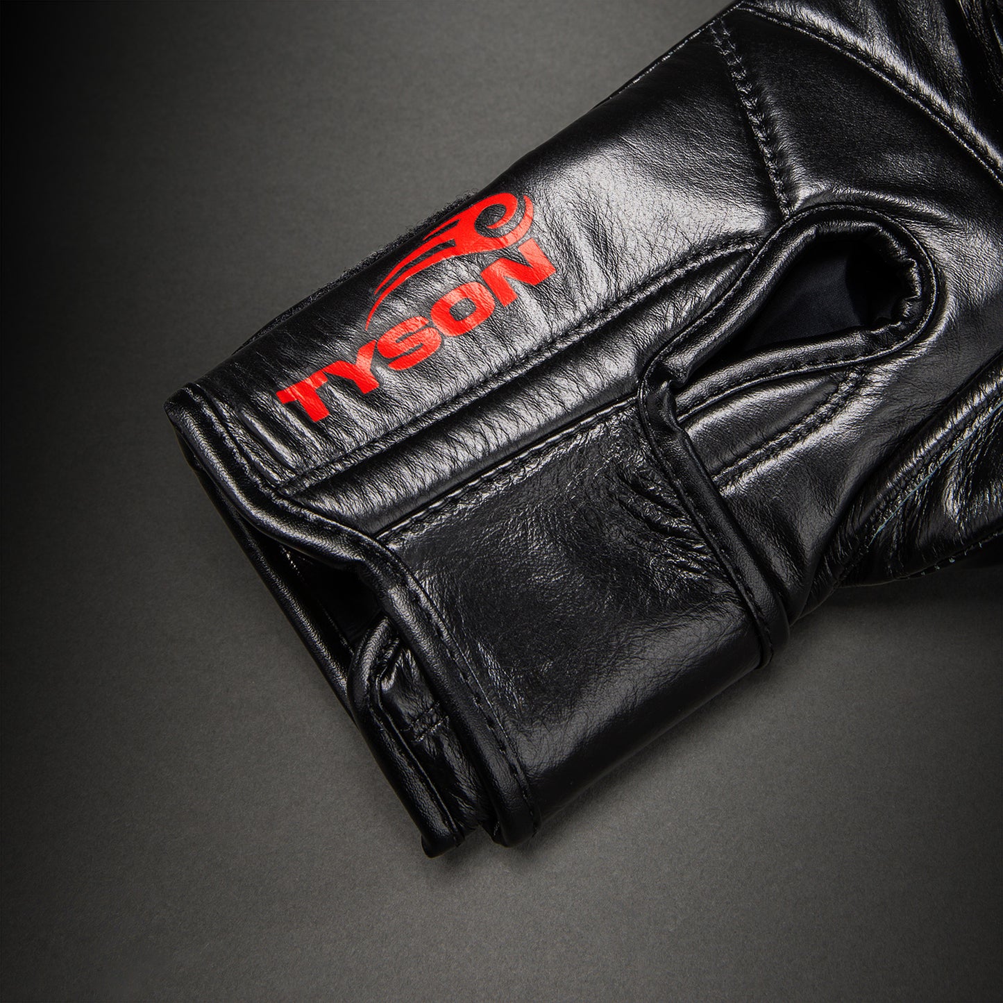 Venum Giant 2.0 Mike Tyson Pro ボクシンググローブ – ブラック/レッド
