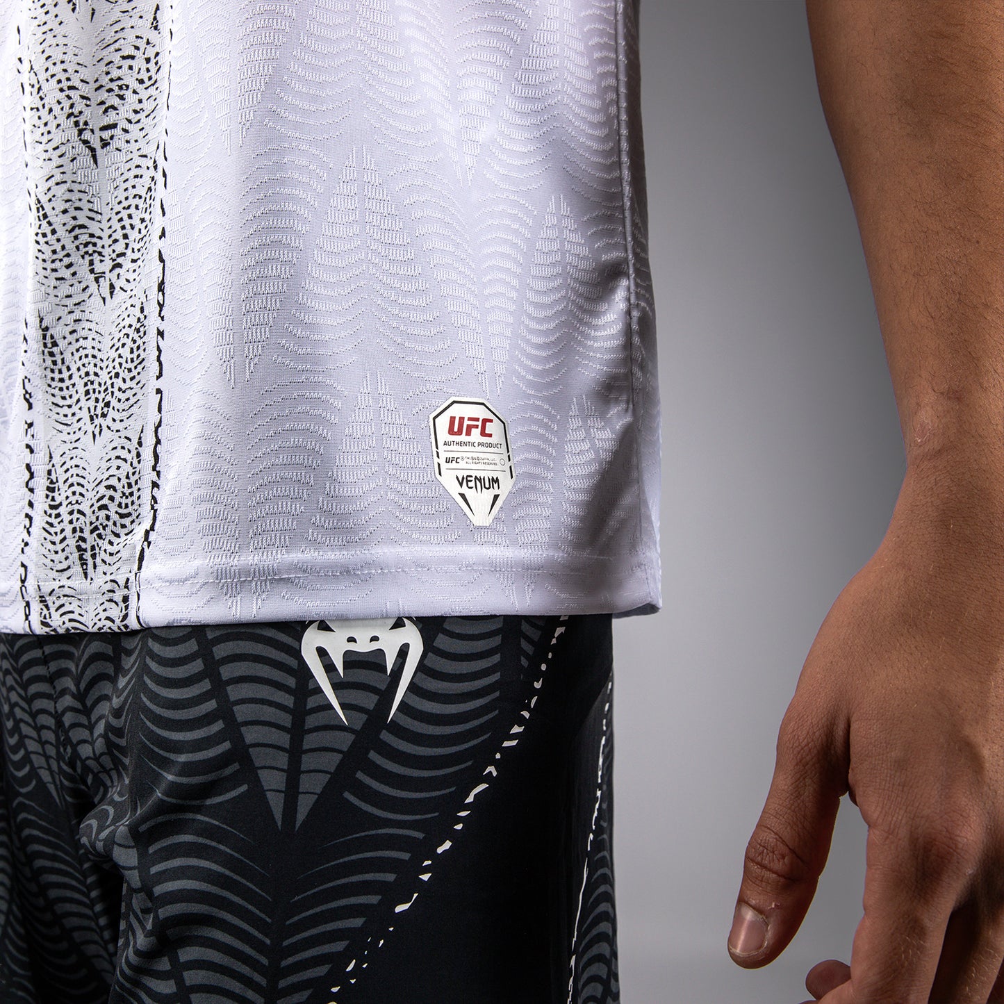UFC Zenith by Venum Authentic Fight Night ウォークアウトジャージ オフィシャル メンズ - ホワイト