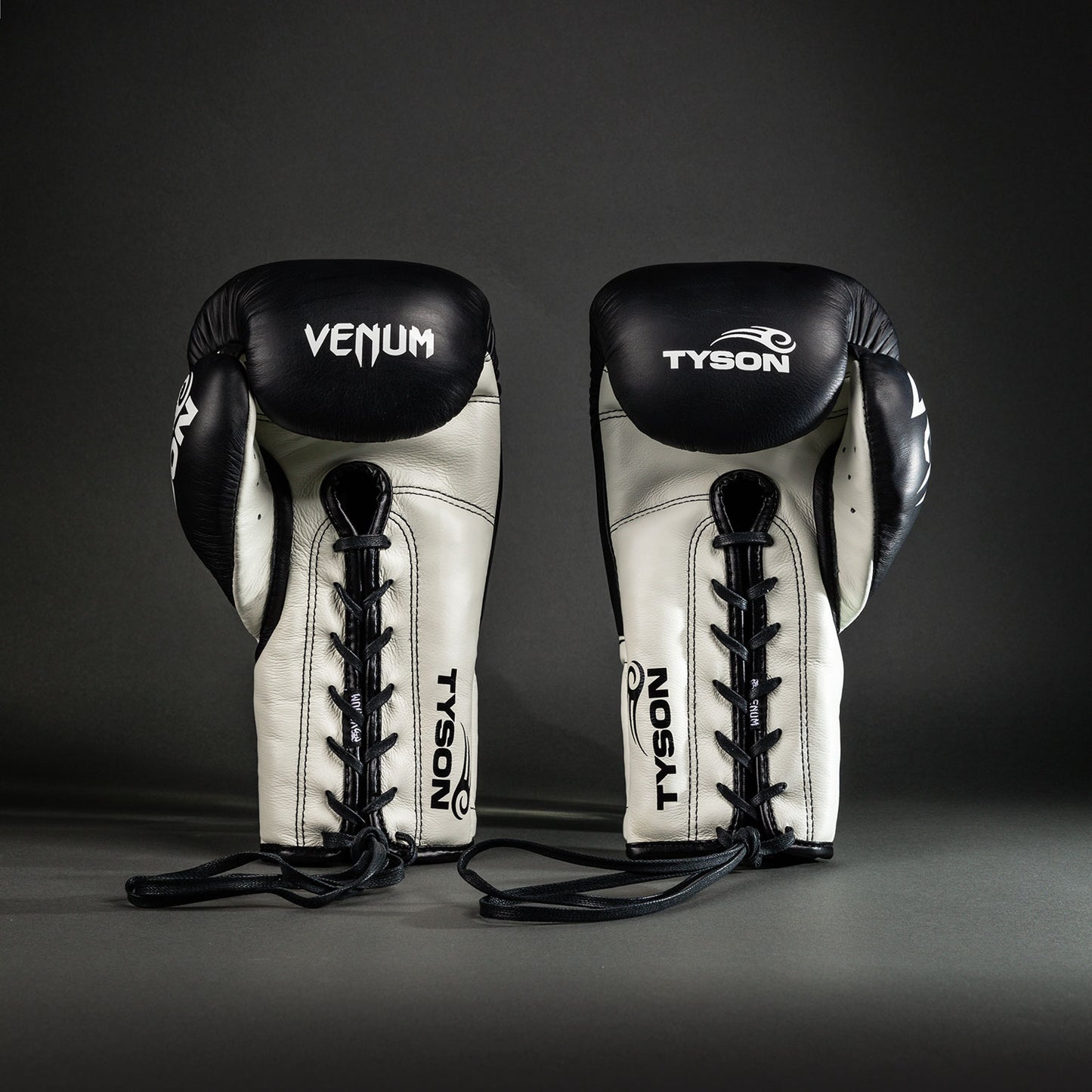 Venum Giant 2.0 Mike Tyson Pro ボクシンググローブ レース付き - ディープブラック/オプティカルホワイト