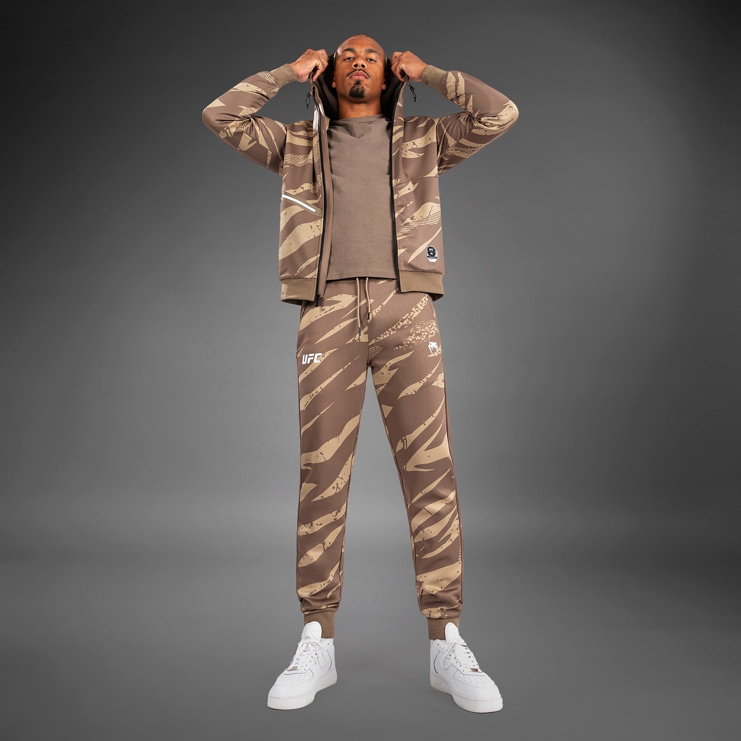 UFC Adrenaline By Venum Fight Week メンズジップアップパーカー - Desert Camo