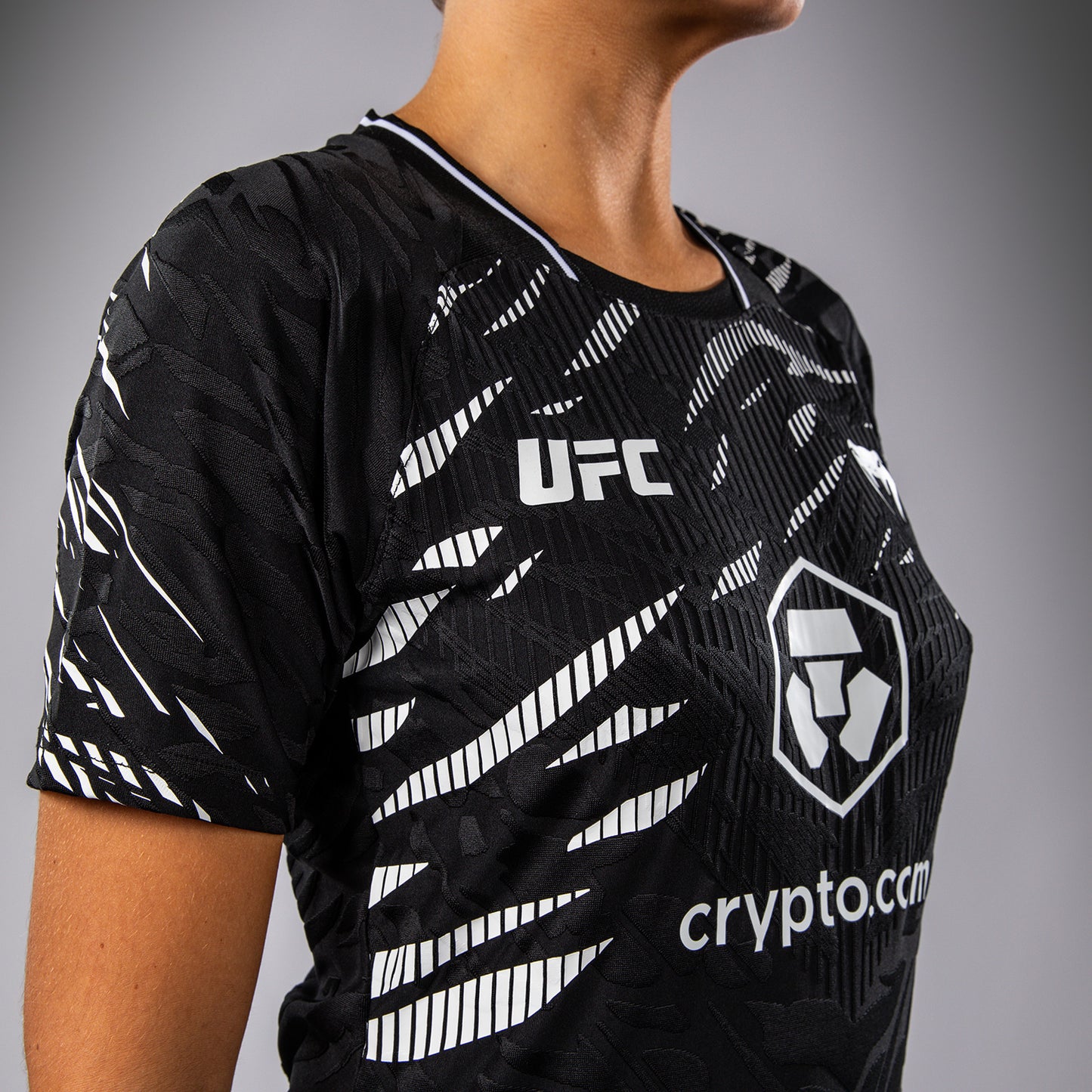 UFC Fusion by Venum Authentic Fight Night レースTシャツ（女性用） - ブラック