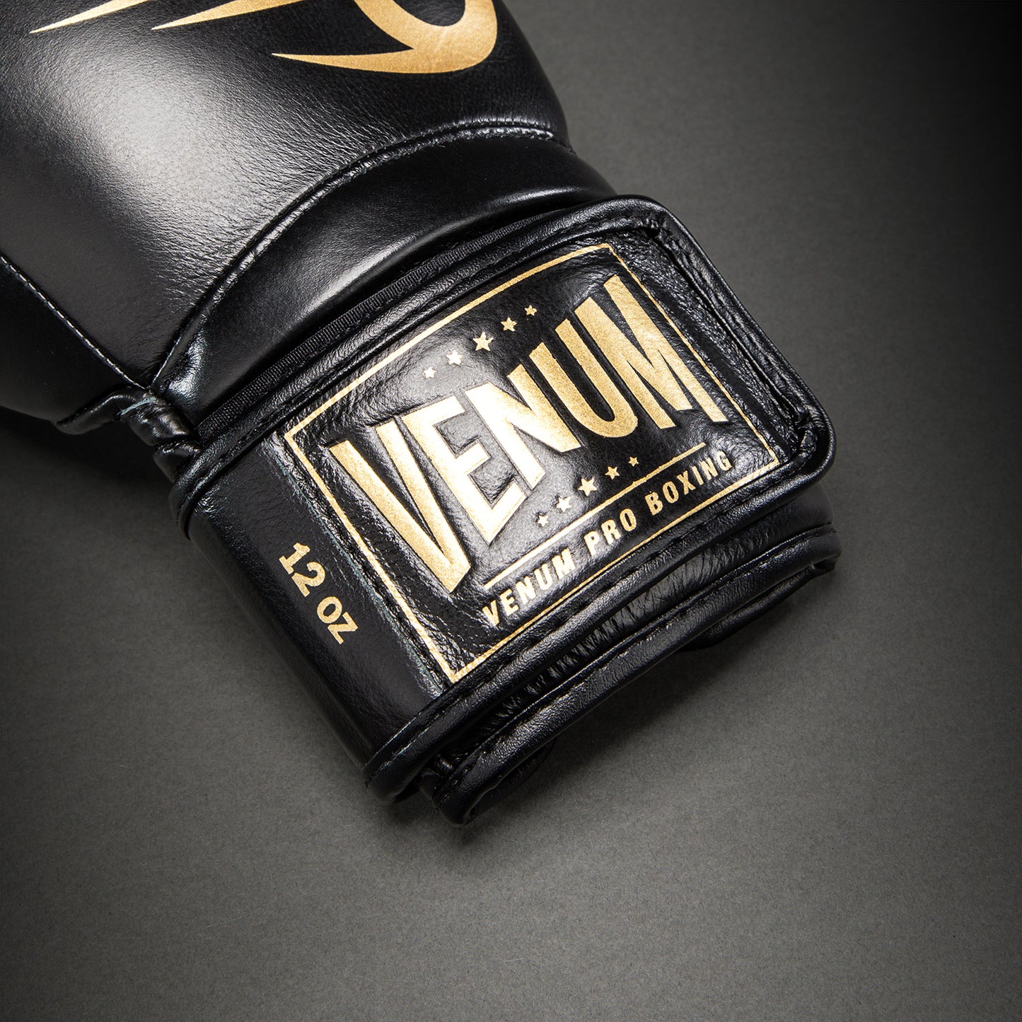 Venum Giant 2.0 Mike Tyson Pro ボクシンググローブ – ブラック/ゴールド