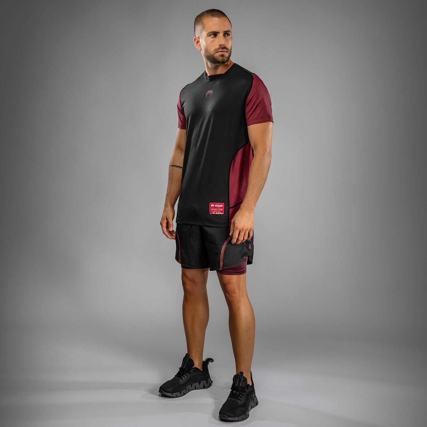 Venum x Assassin’s Creed Shadows メンズ ドライテック Tシャツ - バーガンディ/ブラック