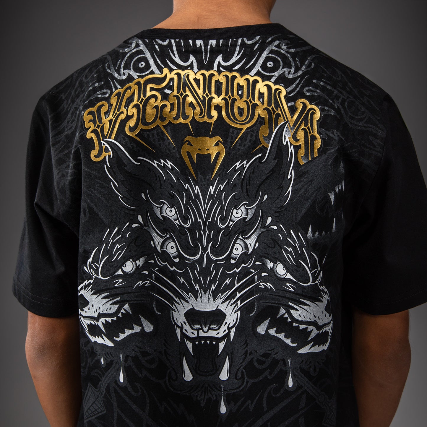 Venum Wolf Atak キッズ用 Tシャツ – ブラック/グレー
