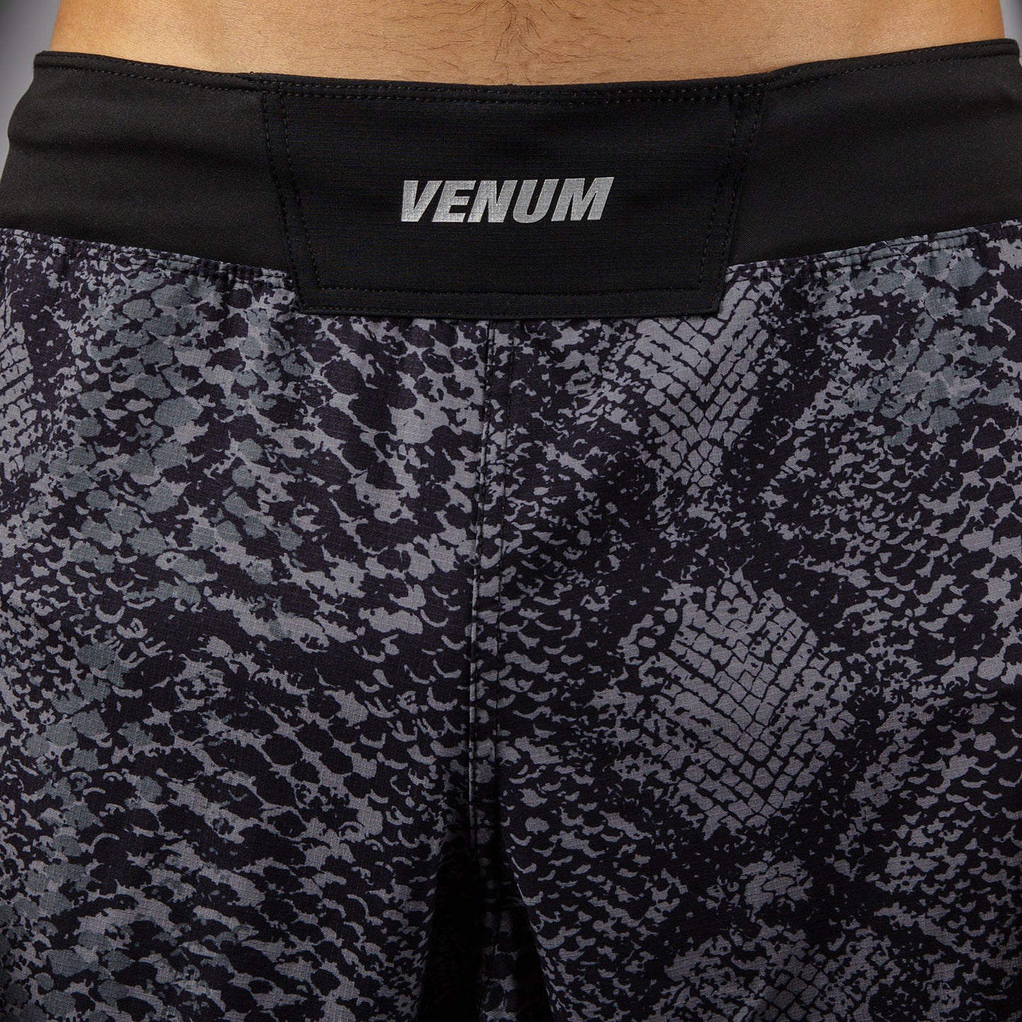Venum G-Fit Scales ファイトショーツ – ブラック/チャコールグレー