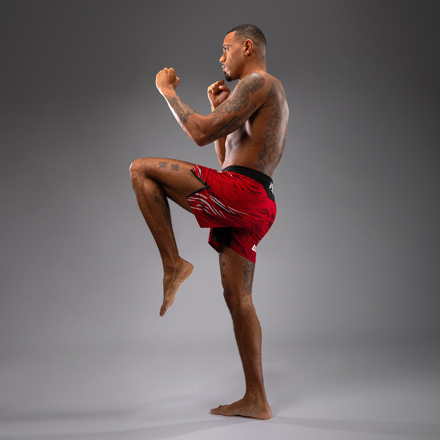 UFC Fusion by Venum Authentic Fight Night レスリングショーツ（男性用、フィットコルト） - レッド