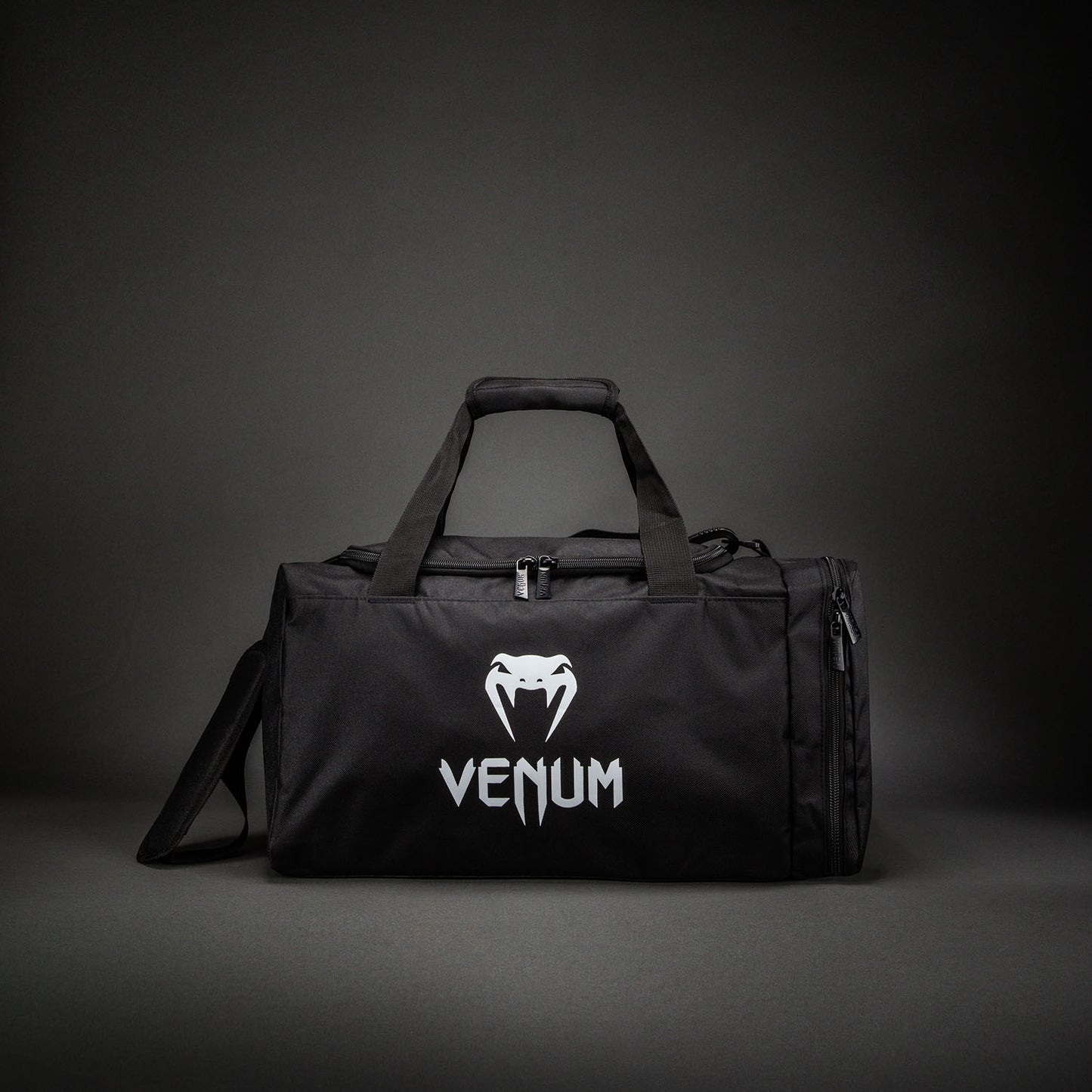 Venum Essential スポーツバッグ (26L) - ブラック