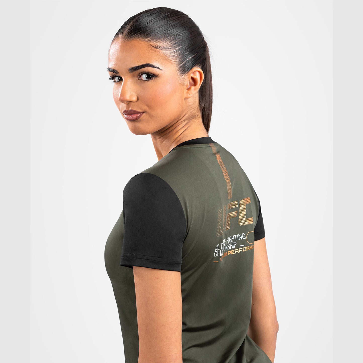 UFC Adrenaline by Venum Fight Week ウィメンズ・ドライテックTシャツ - カーキ／ブロンズ