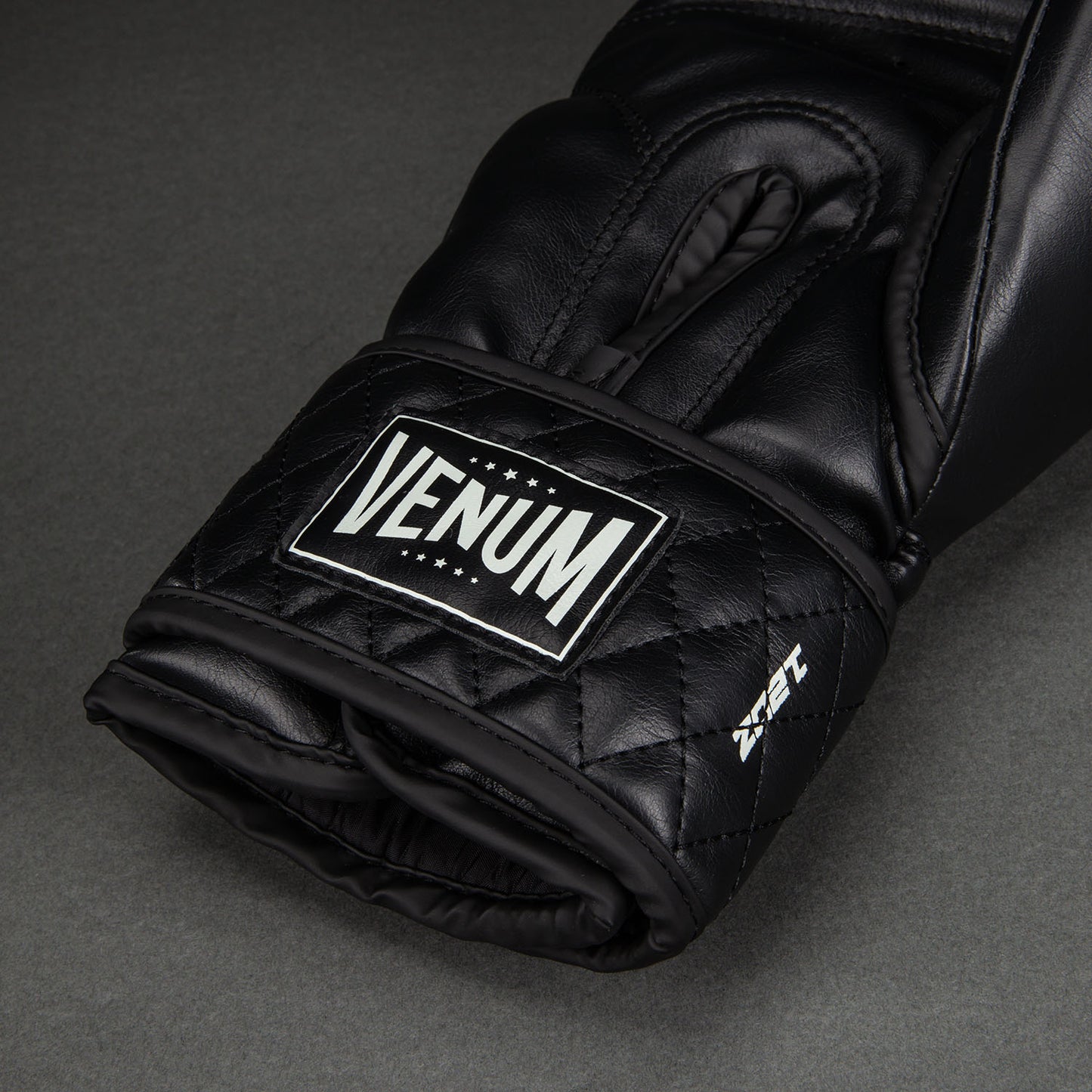 Venum Impact Classic ボクシンググローブ - ブラック