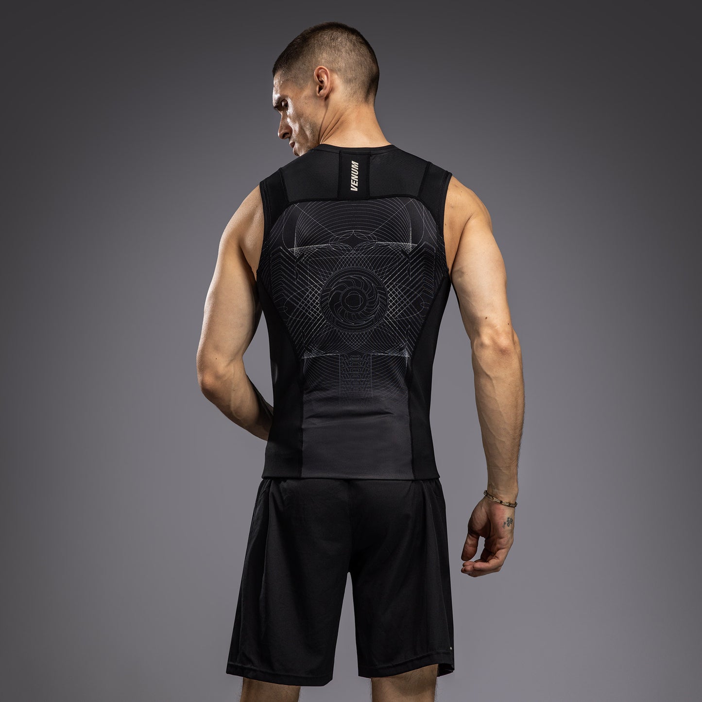 Venum G-Fit Air ノースリーブラッシュガード メンズ - ディープブラック/デザートサンド
