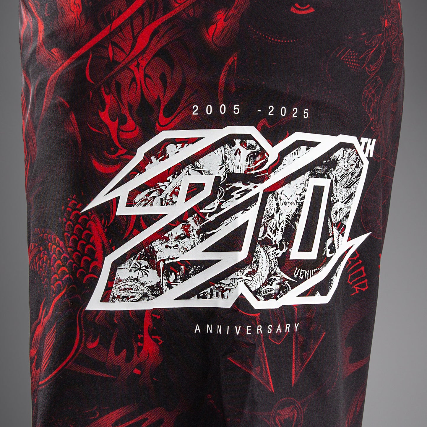 Venum 20th Anniversary ファイトショーツ - ブラック/レッド