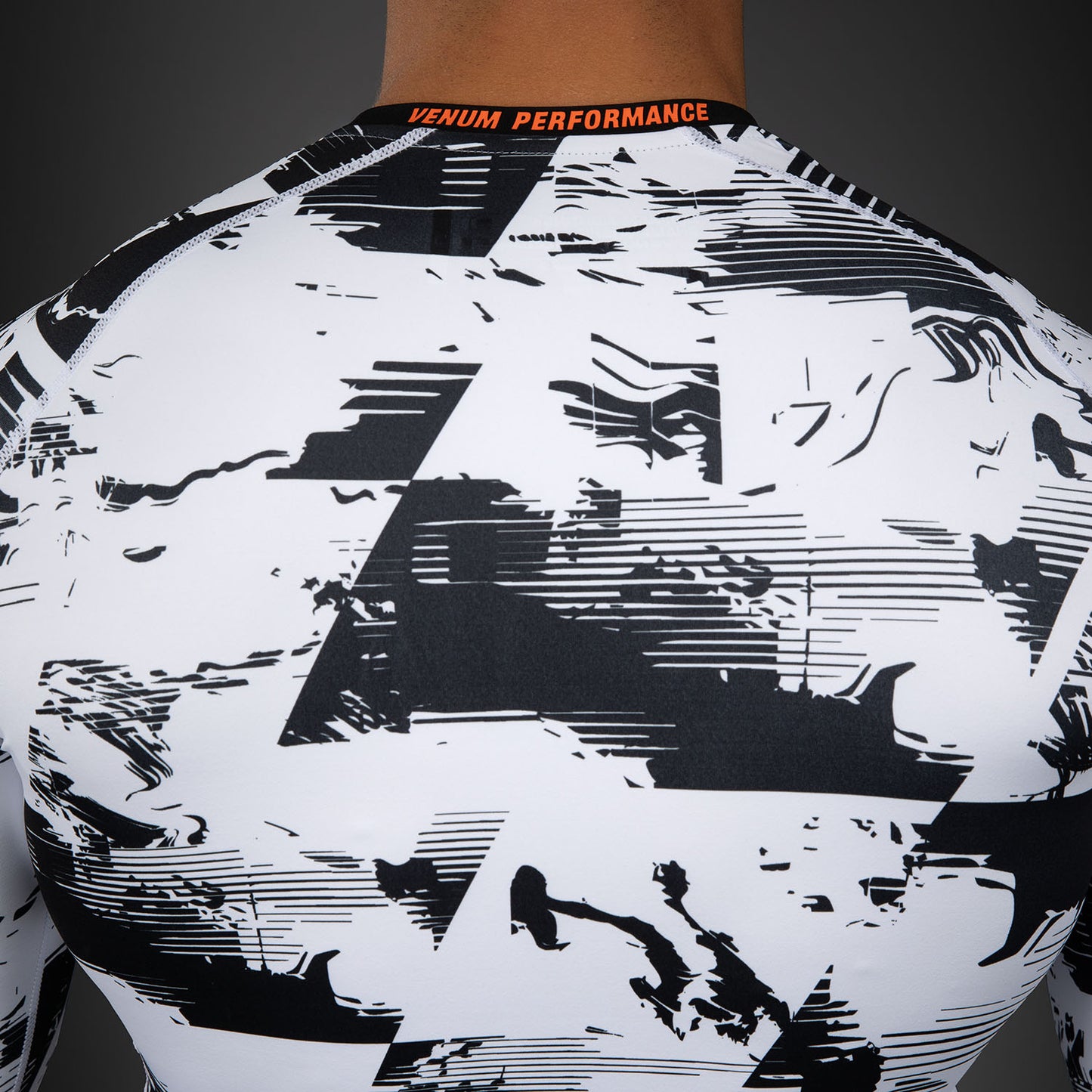 UFC Zenith by Venum Authentic Fight Week パフォーマンス長袖ラッシュガード メンズ - ホワイト