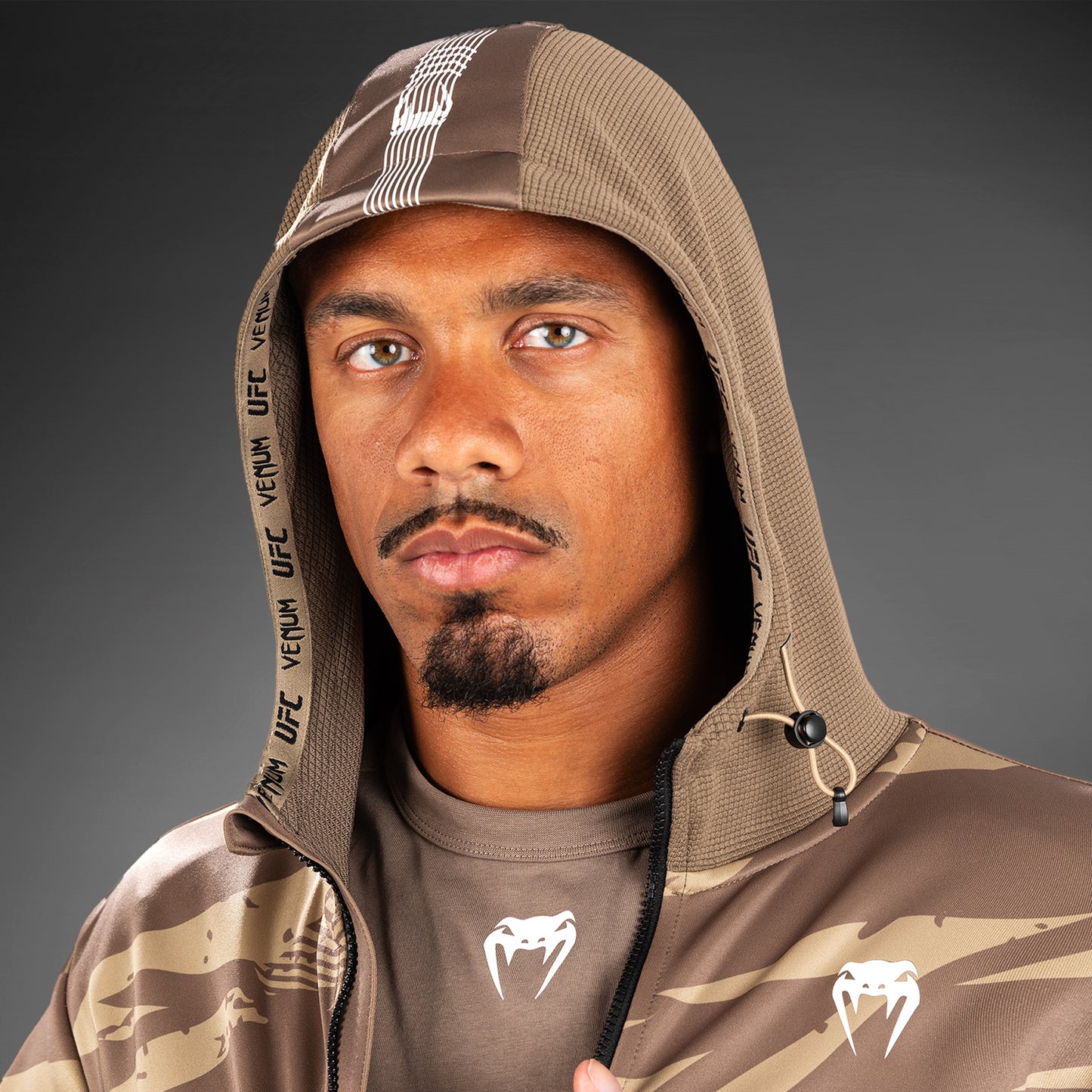 UFC Adrenaline By Venum Fight Week メンズジップアップパーカー - Desert Camo