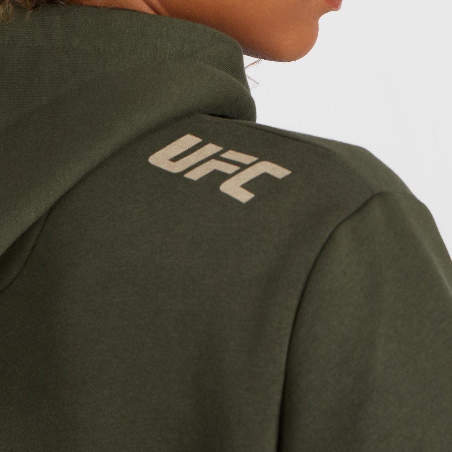 UFC Adrenaline by Venum Fight Week ウィメンズ プルオーバー・パーカー カーキ