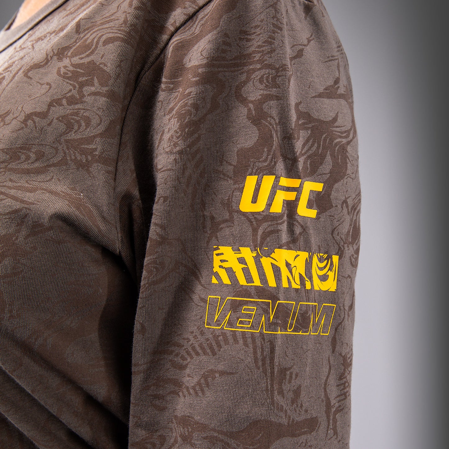 UFC Fusion by Venum Fight Week コットンロングスリーブTシャツ（女性用） - アーセンブラウン