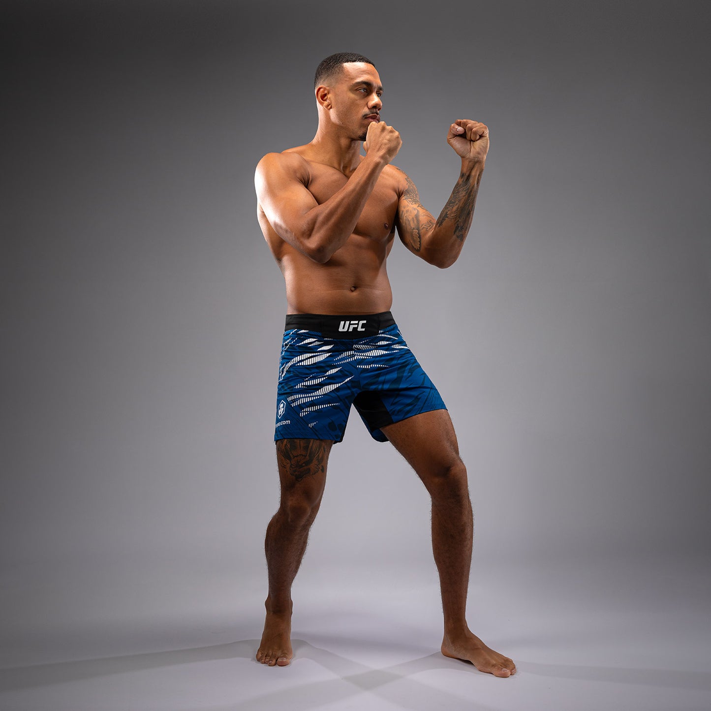 UFC Fusion by Venum Authentic Fight Night レスリングショーツ（男性用、フィットコルト） - ブルー