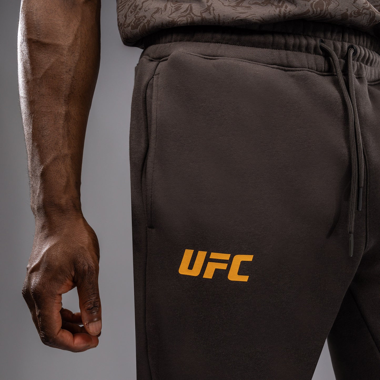 UFC Fusion by Venum Fight Week コットンパンツ（男性用） - アーセンブラウン