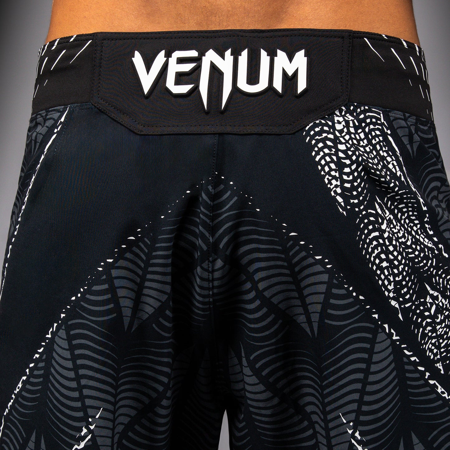 UFC Zenith by Venum Authentic Fight Night ロングフィットファイトショーツ メンズ - ブラック