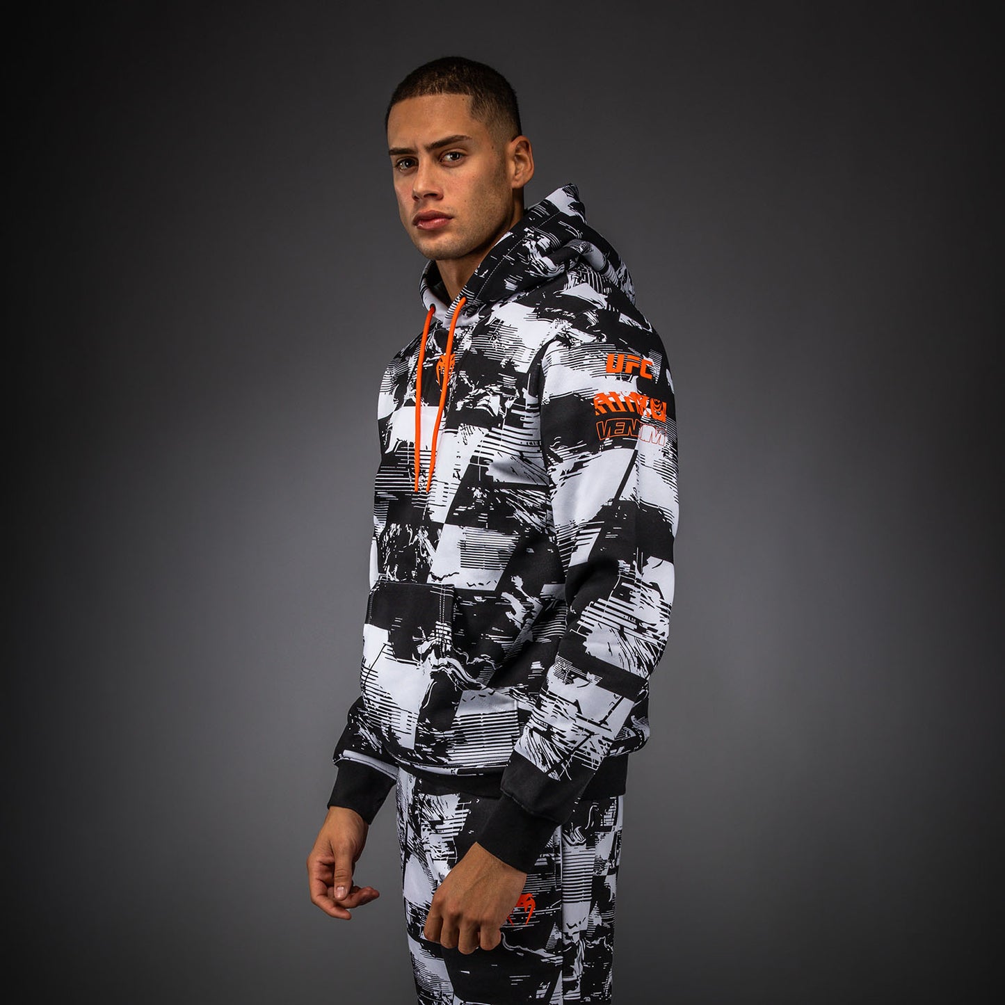 UFC Zenith by Venum Authentic Fight Week プルオーバーパーカー メンズ - ホワイト