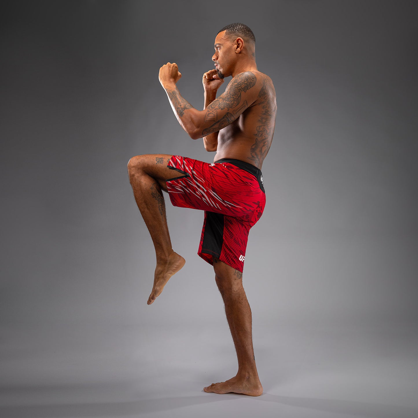 UFC Fusion by Venum Authentic Fight Night レスリングショーツ（男性用、フィットラルゴ） - レッド