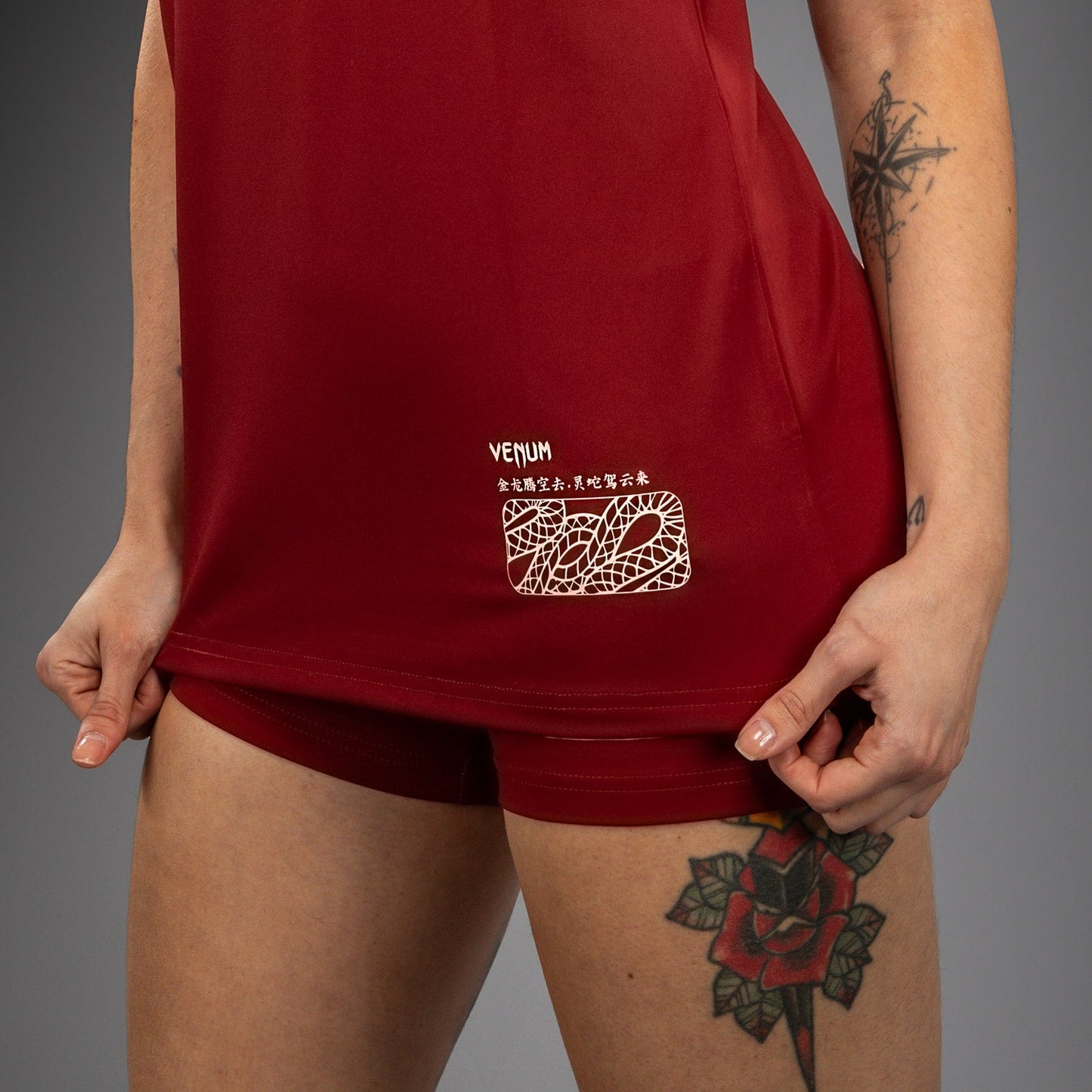 Venum Serpenti レディース ドライテック Tシャツ – バーガンディ/アイボリー