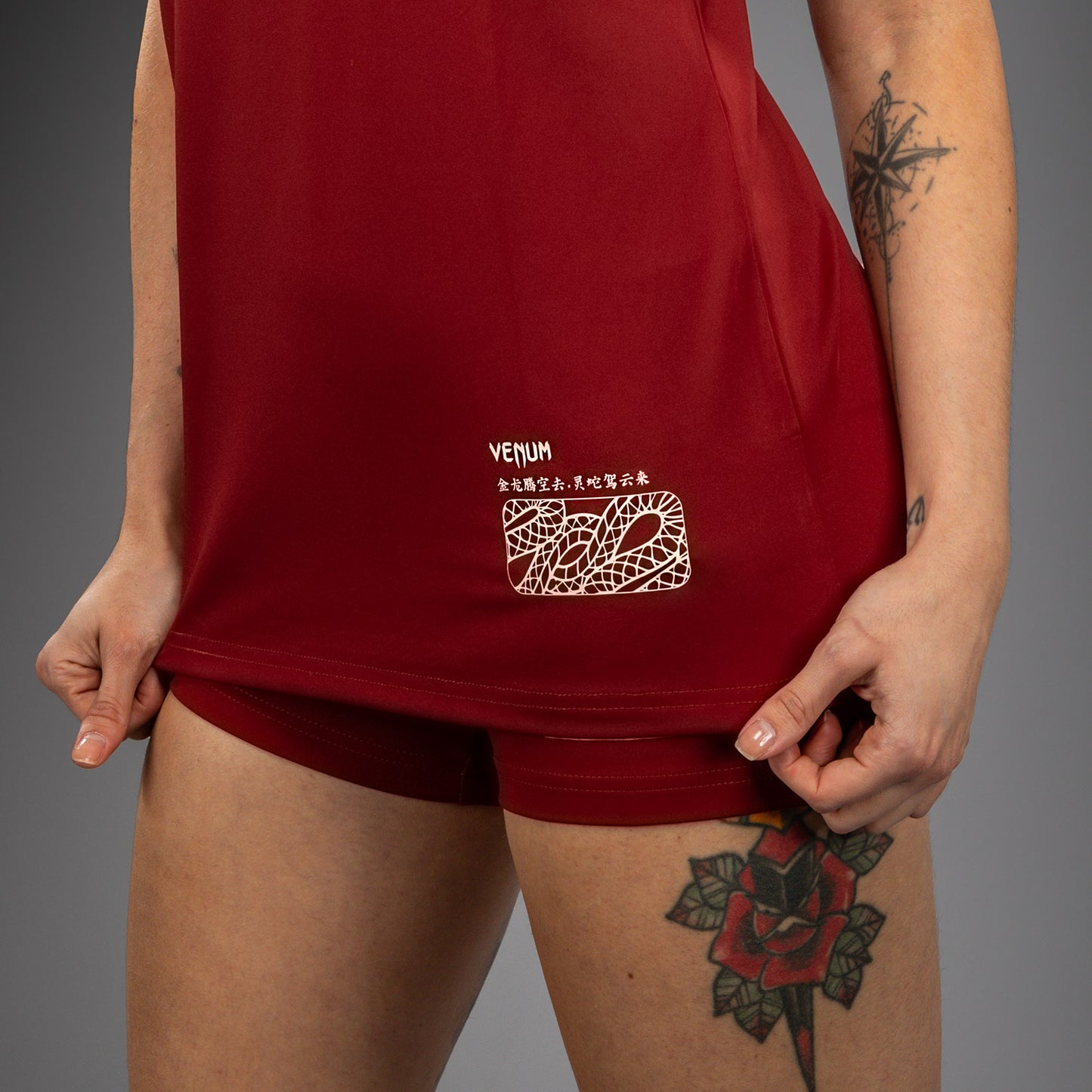 Venum Serpenti レディース ドライテック Tシャツ – バーガンディ/アイボリー