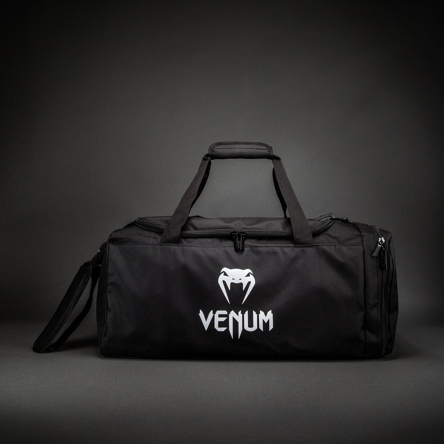 Venum Essential スポーツバッグ (37L) – ブラック