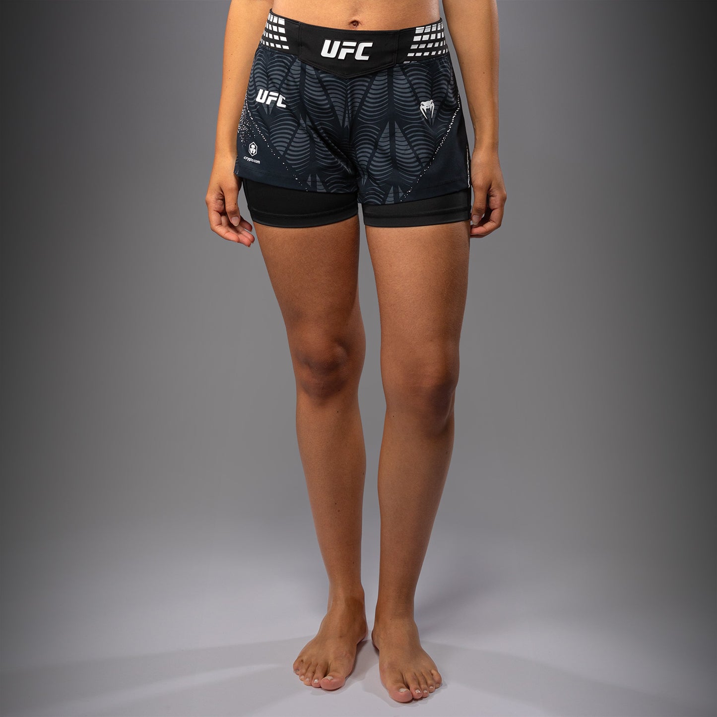 UFC Zenith by Venum Authentic Fight Night ショートフィットファイトショーツ レディース - ブラック