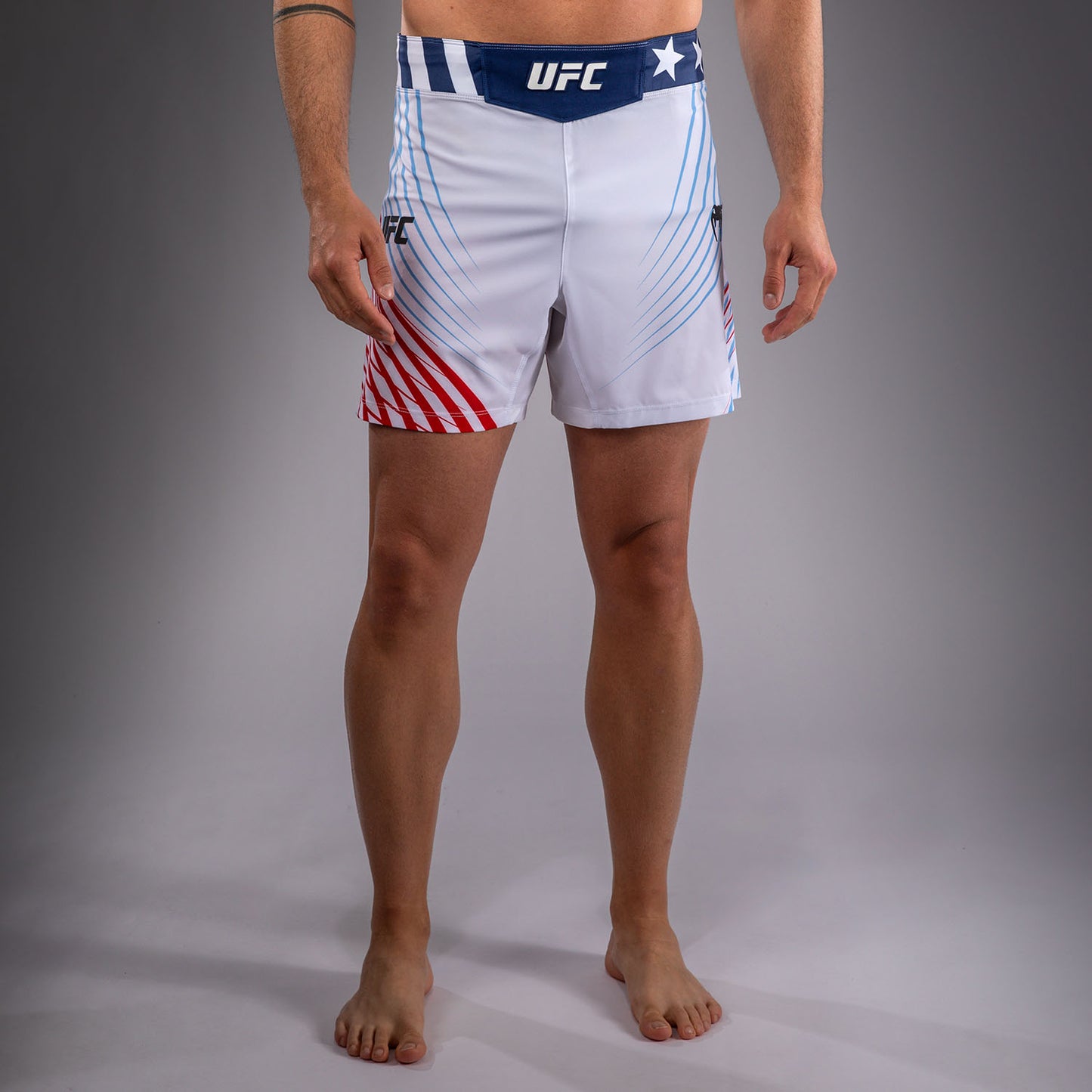 UFC Freedom 250 by Venum メンズ Custom Authentic Fight Night ファイトショーツ ショートフィット - ホワイト