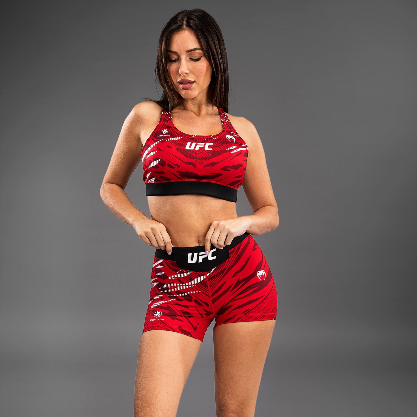 UFC Fusion by Venum Authentic Fight Night ヴァレトゥードショーツ（女性用、フィットコルト） - レッド