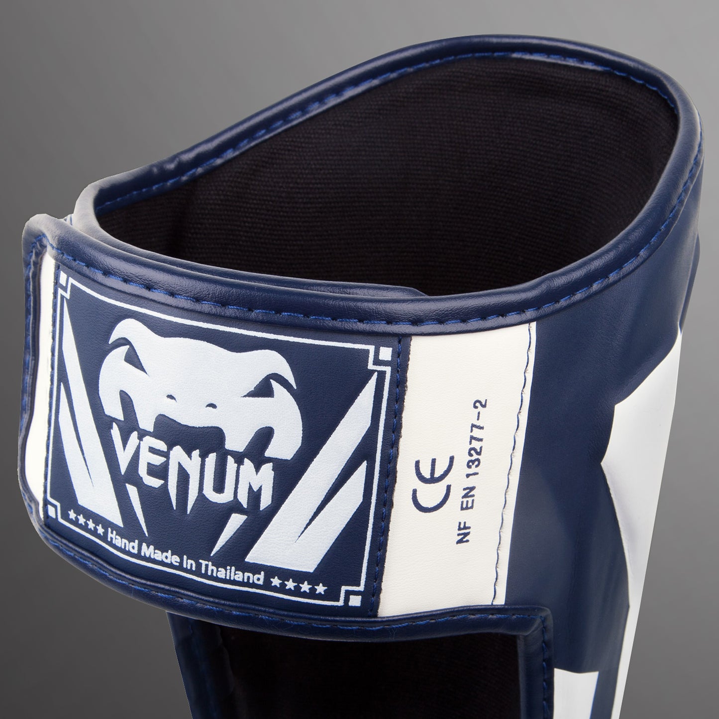 Venum Elite Standup シンガード：ホワイト／ネイビーブルー