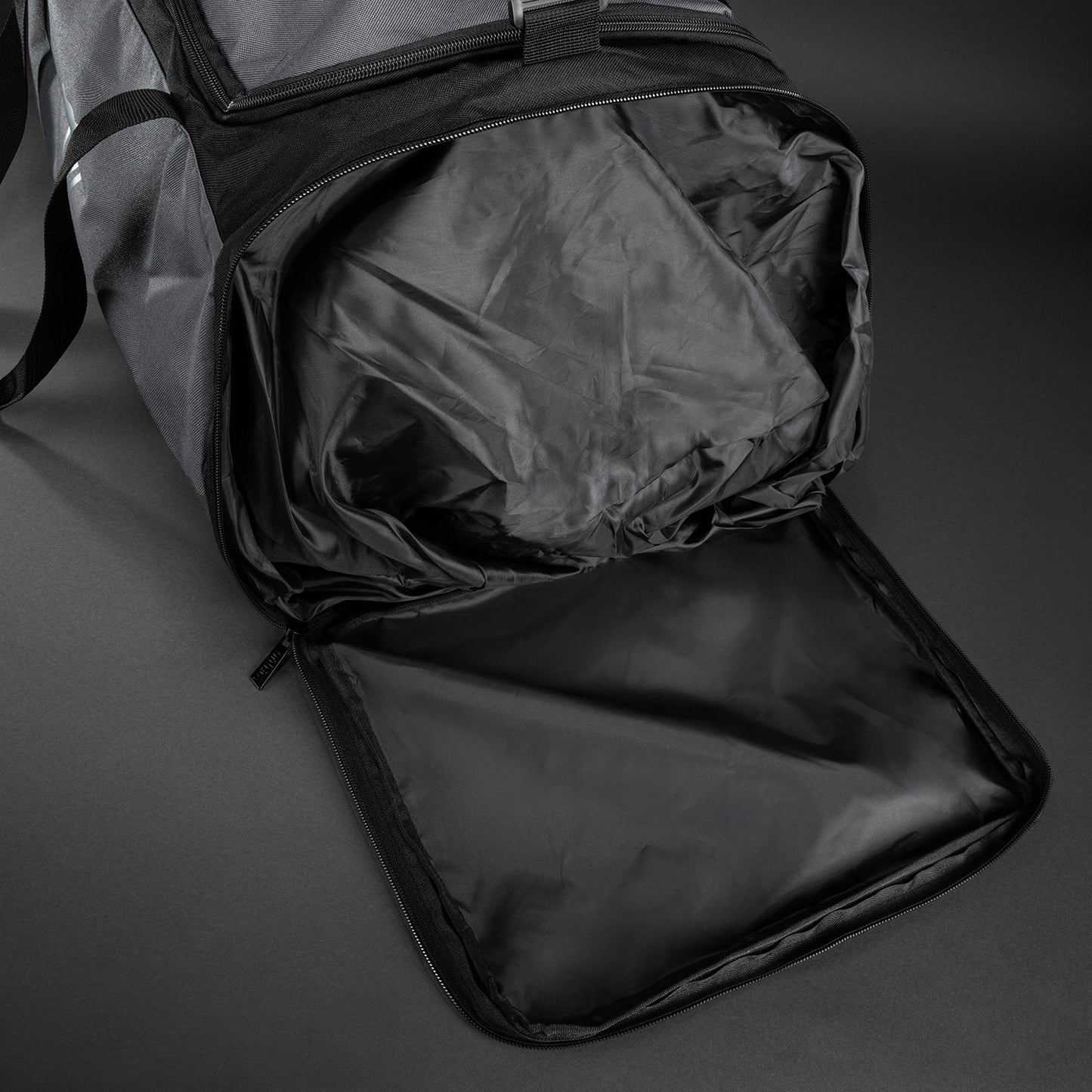Venum Essential スポーツバッグ (61L) - グレー/ブラック