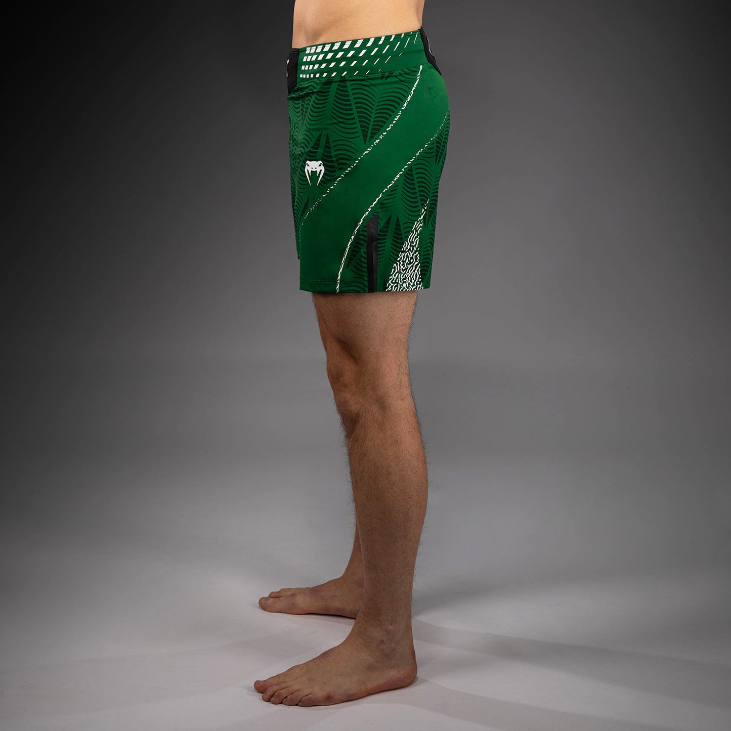 UFC Zenith by Venum Authentic Fight Night ショートフィットファイトショーツ メンズ - グリーン
