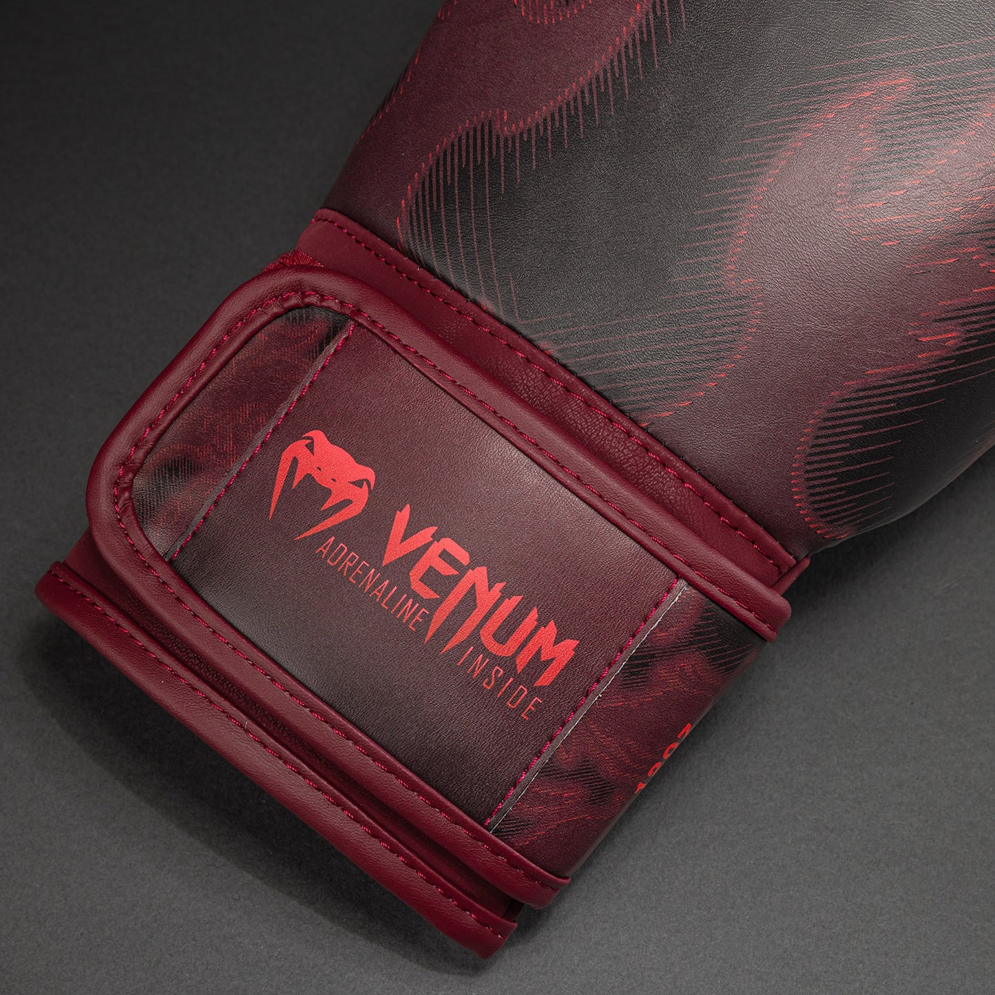 Venum Spectre ボクシンググローブ – ブラック/レッド