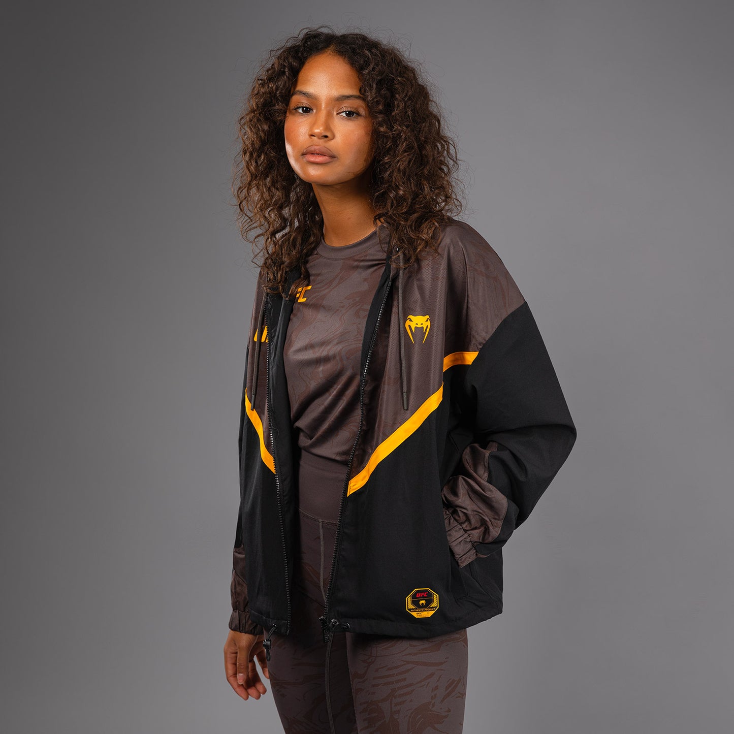 UFC Fusion by Venum Fight Week ジップ付きスウェットシャツ（女性用） - アーセンブラウン