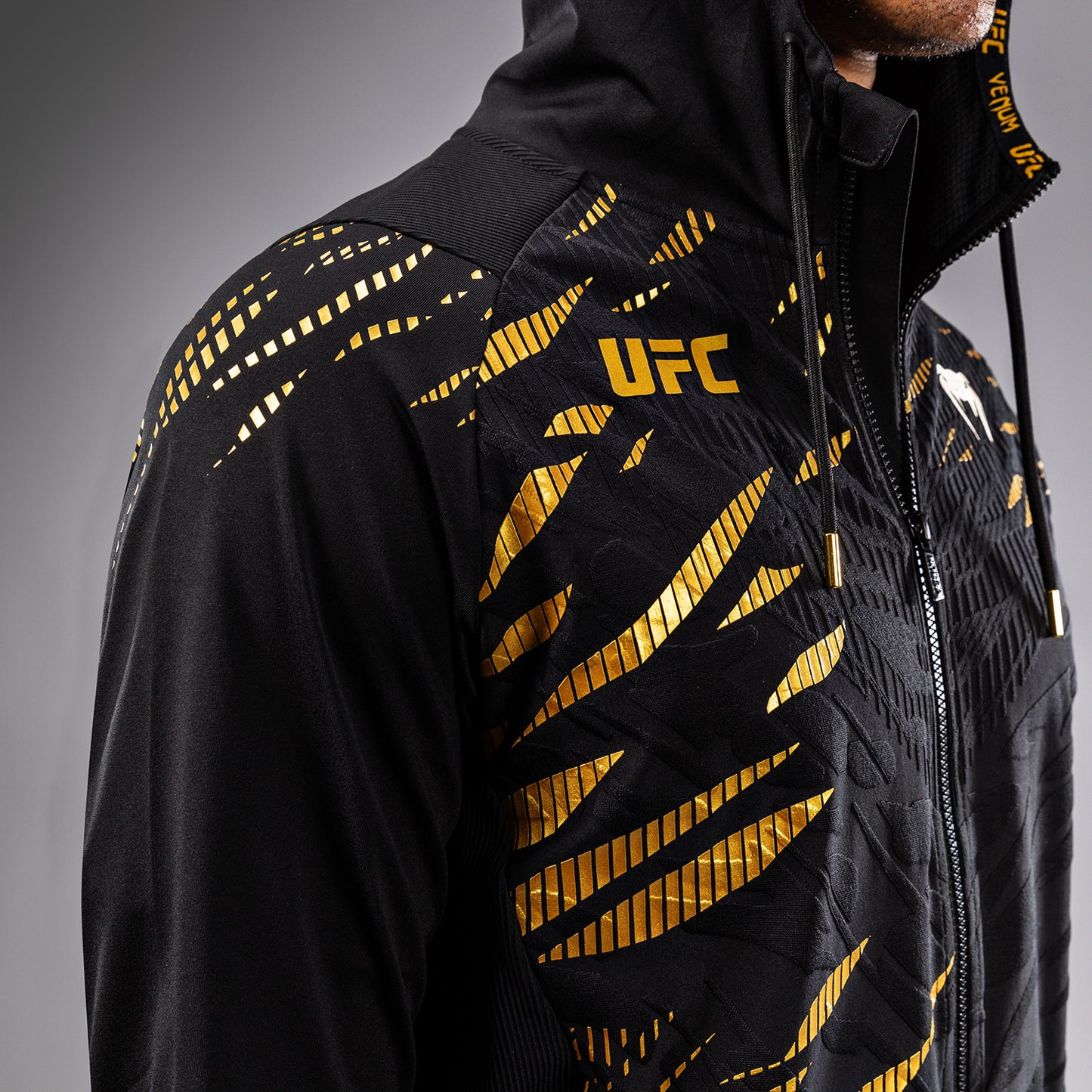 UFC Fusion by Venum Authentic Fight Night フード付きスウェットシャツ（男性用） - チャンピオン
