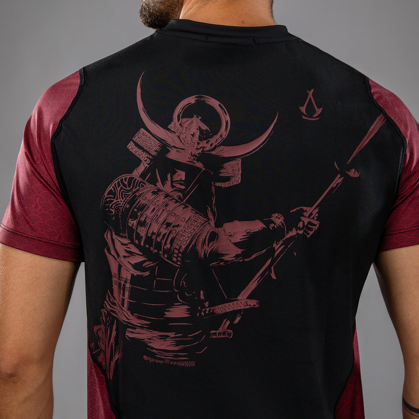 Venum x Assassin’s Creed Shadows メンズ ドライテック Tシャツ - バーガンディ/ブラック