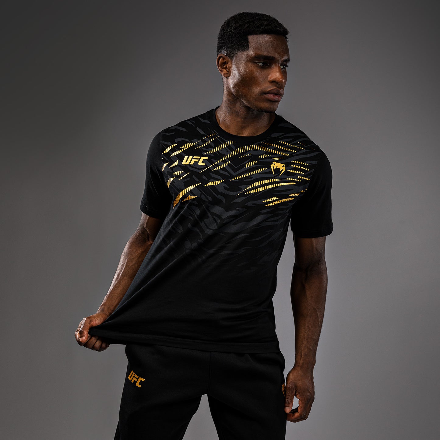 UFC Fusion by Venum Replica ショートスリーブTシャツ（男性用） - チャンピオン