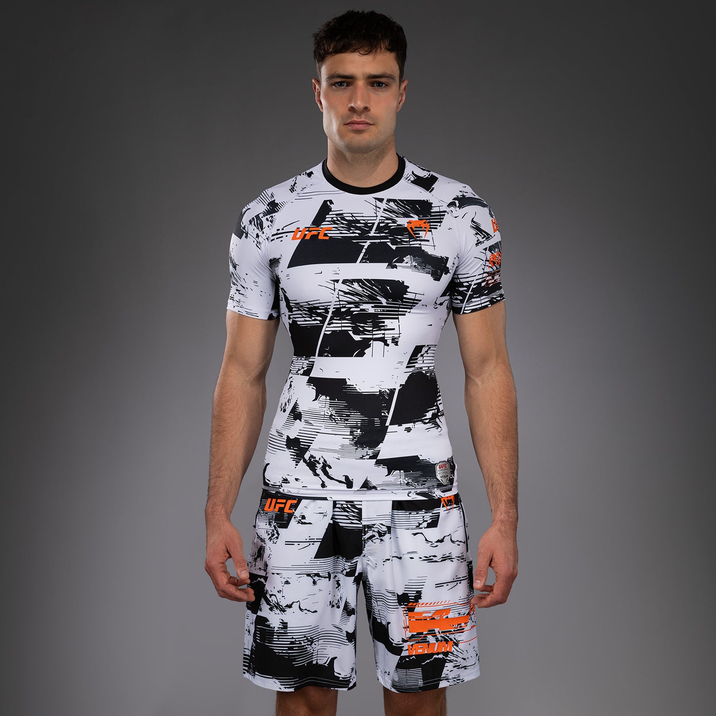 UFC Zenith by Venum Authentic Fight Week パフォーマンス半袖ラッシュガード メンズ - ホワイト