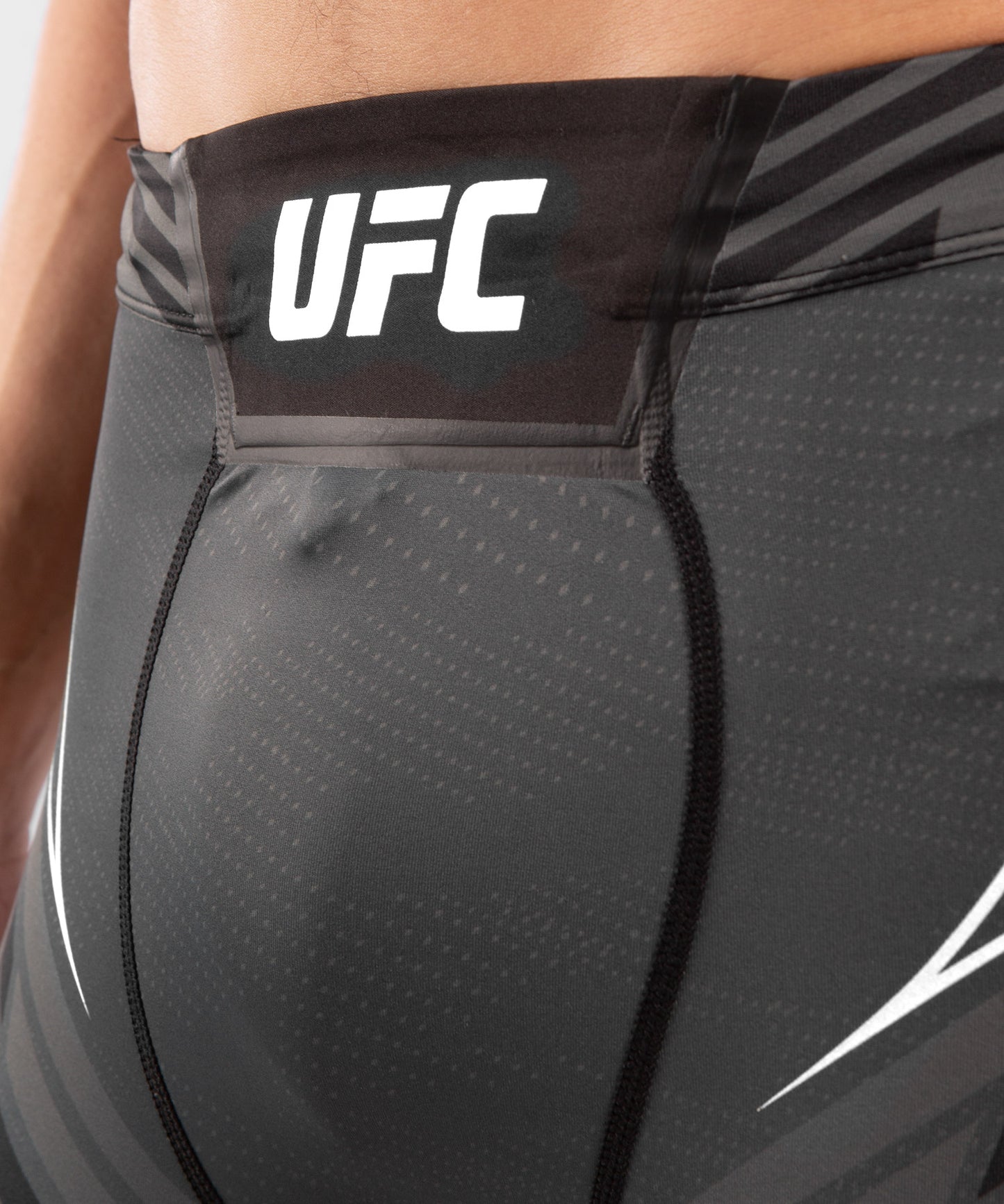 UFC VENUM本格的なファイトナイトメンズ バーリトゥードショート-ショートフィット - 黒