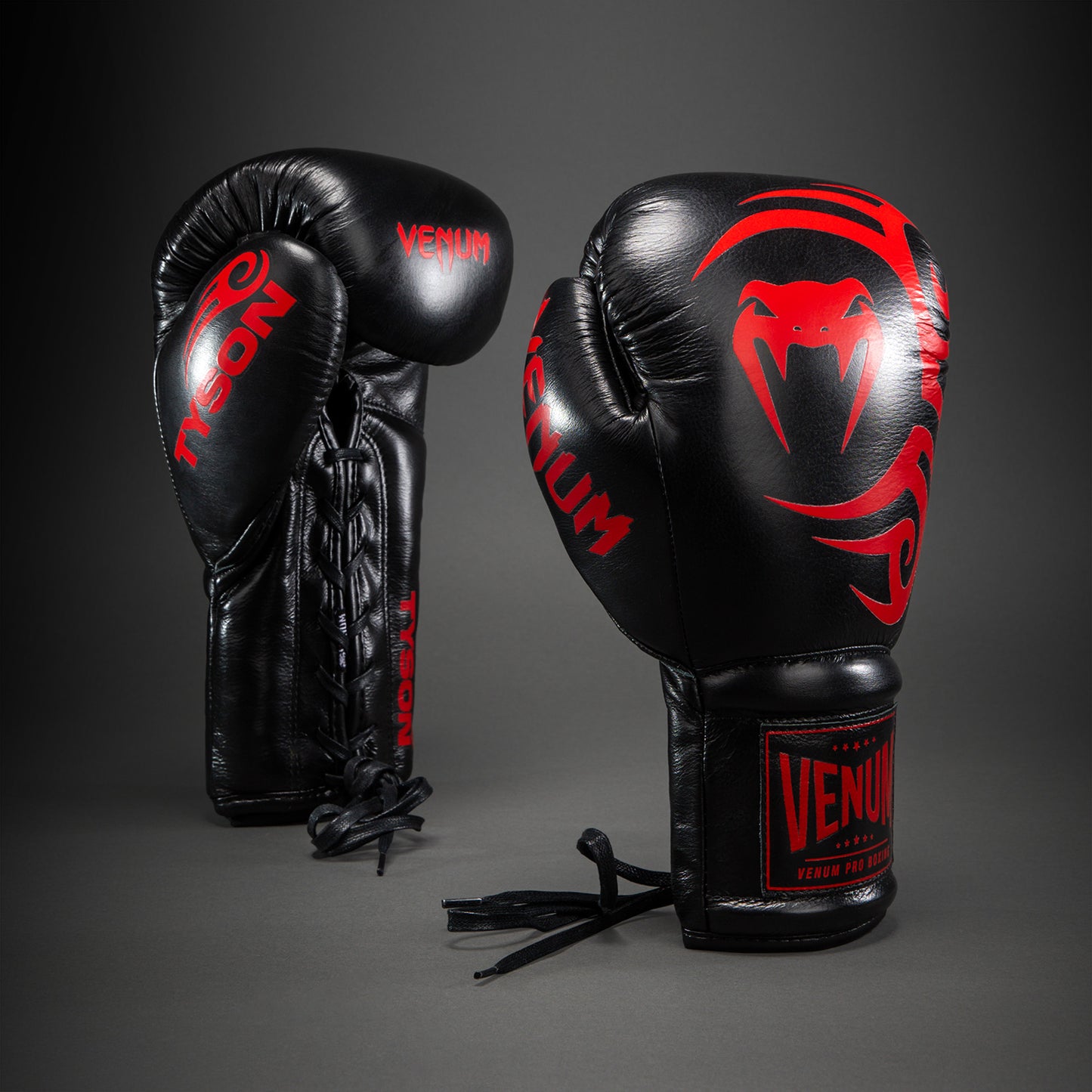 Venum Giant 2.0 Mike Tyson Pro ボクシンググローブ レース付き – ブラック/レッド