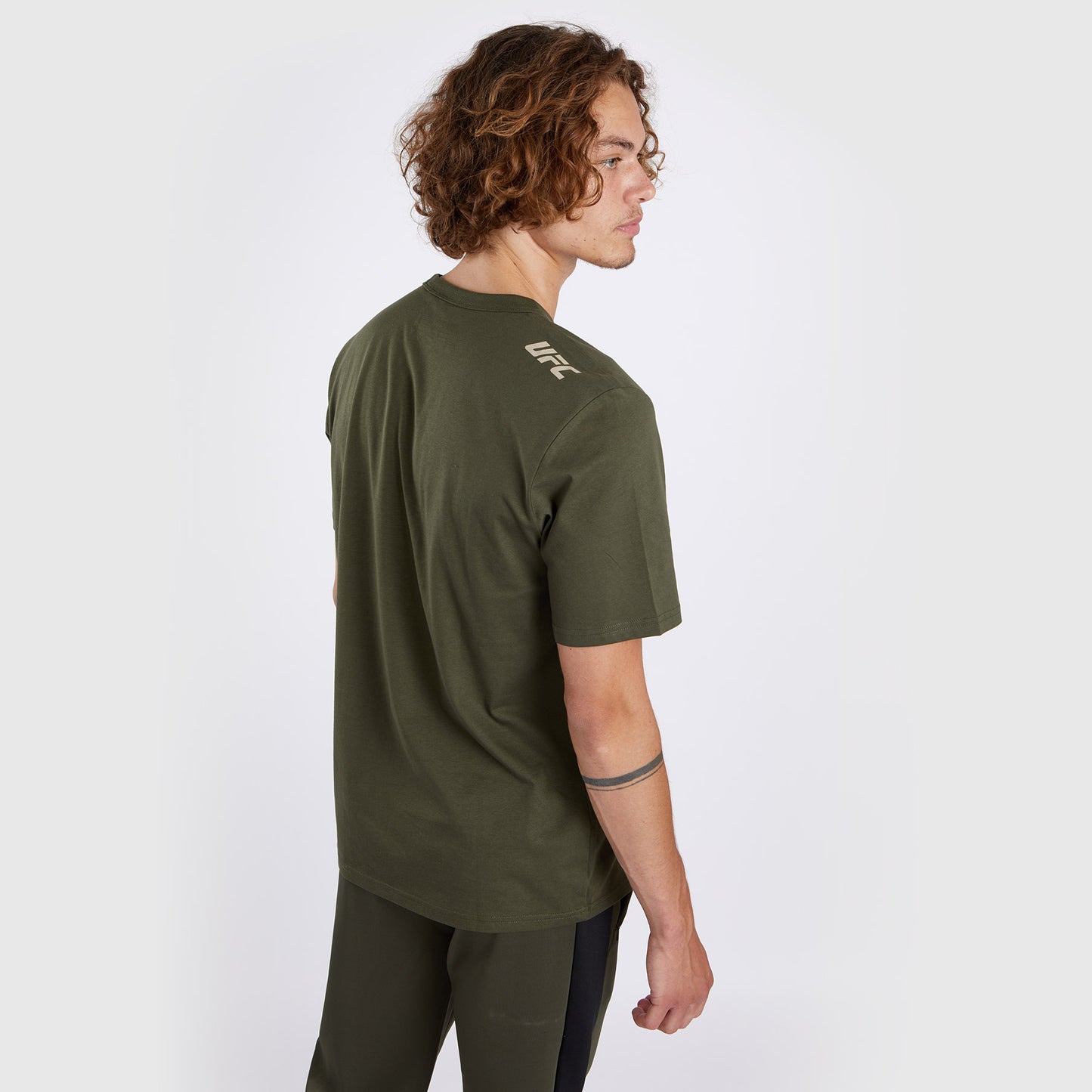 UFC Adrenaline by Venum Fight Week メンズ半袖Tシャツ - カーキ