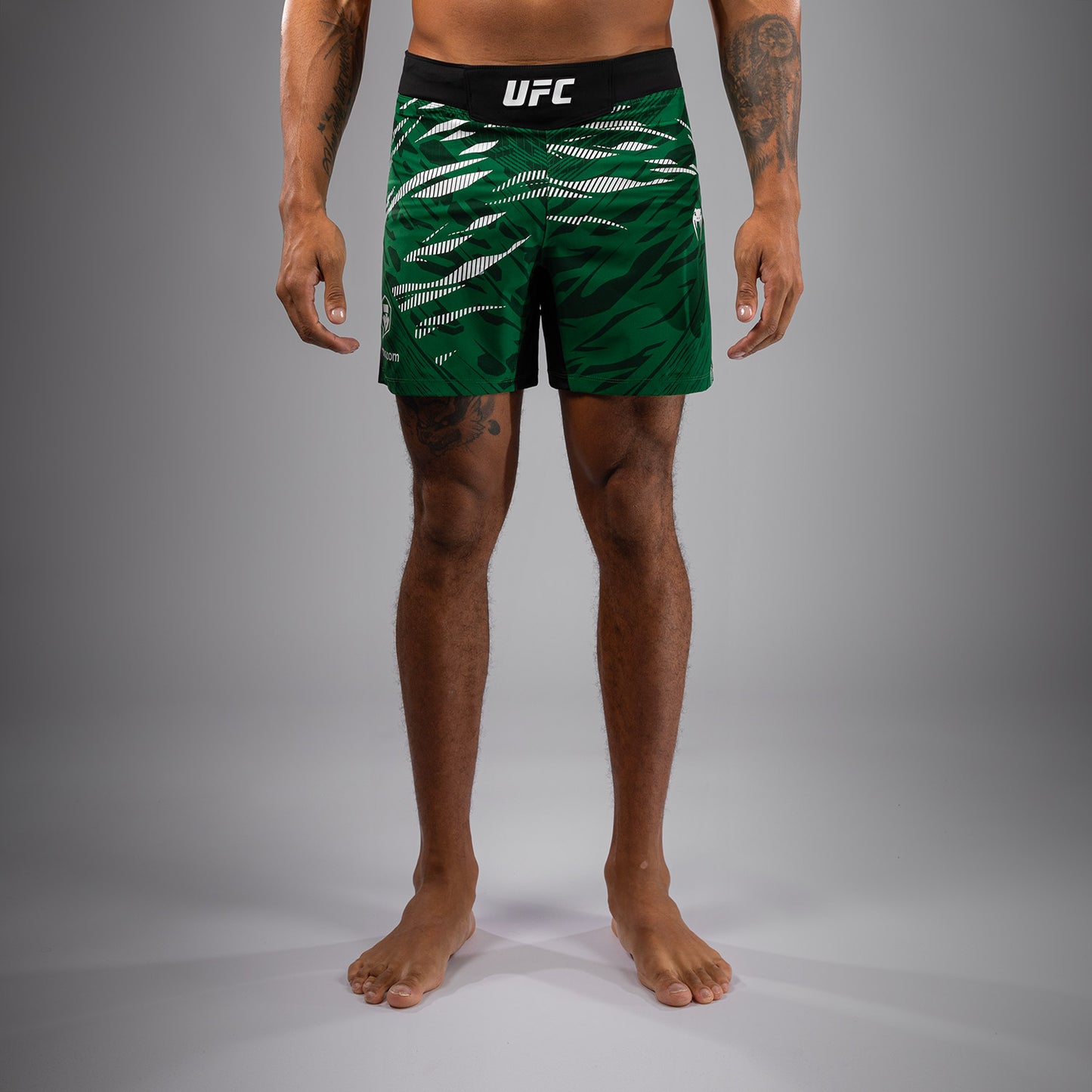 UFC Fusion by Venum Authentic Fight Night レスリングショーツ（男性用、フィットコルト） - グリーン