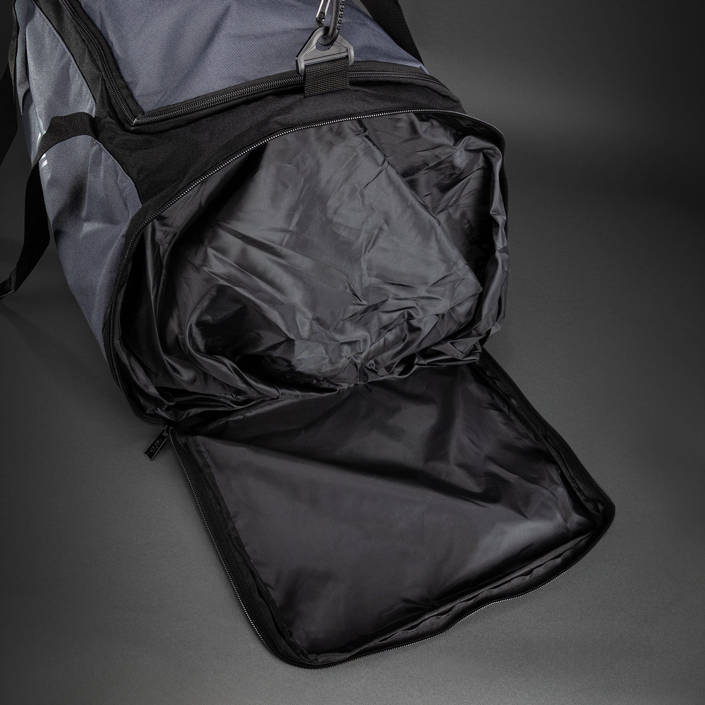 Venum Essential スポーツバッグ (37L) - グレー/ブラック