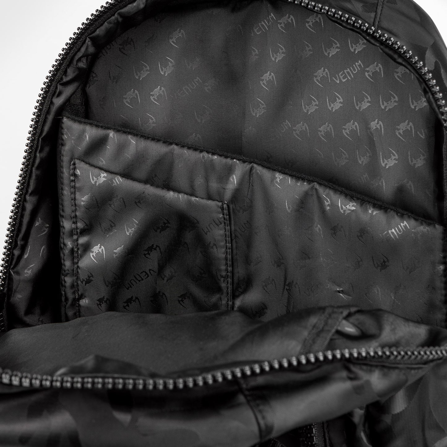 Venum Challenger Pro バックパック（20-25L） – ブラック/ダークカモ