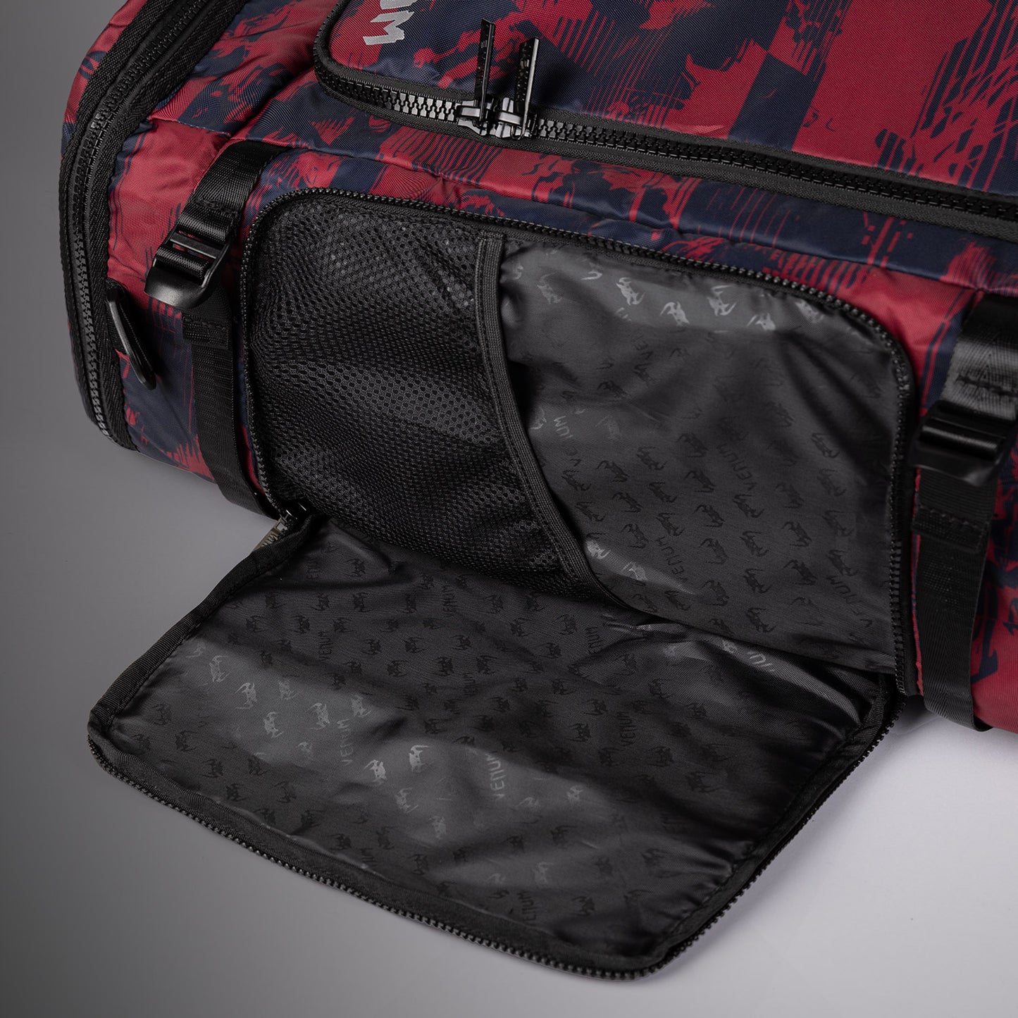 UFC Zenith by Venum Authentic Fight Week スポーツバッグ - バーガンディ