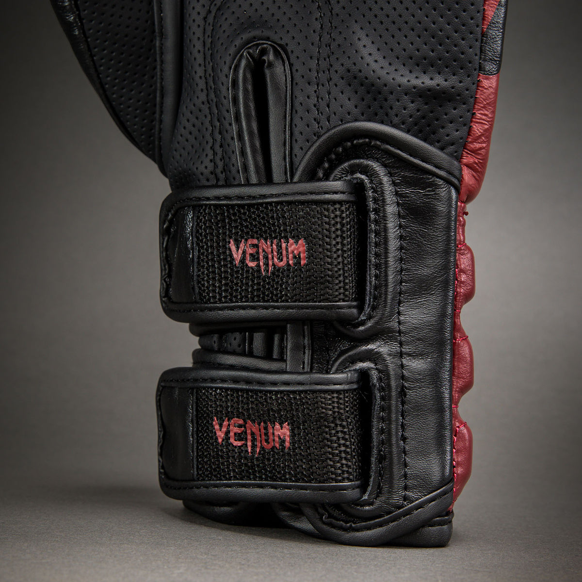 Venum Reverso ボクシンググローブ – ブラック/レッド