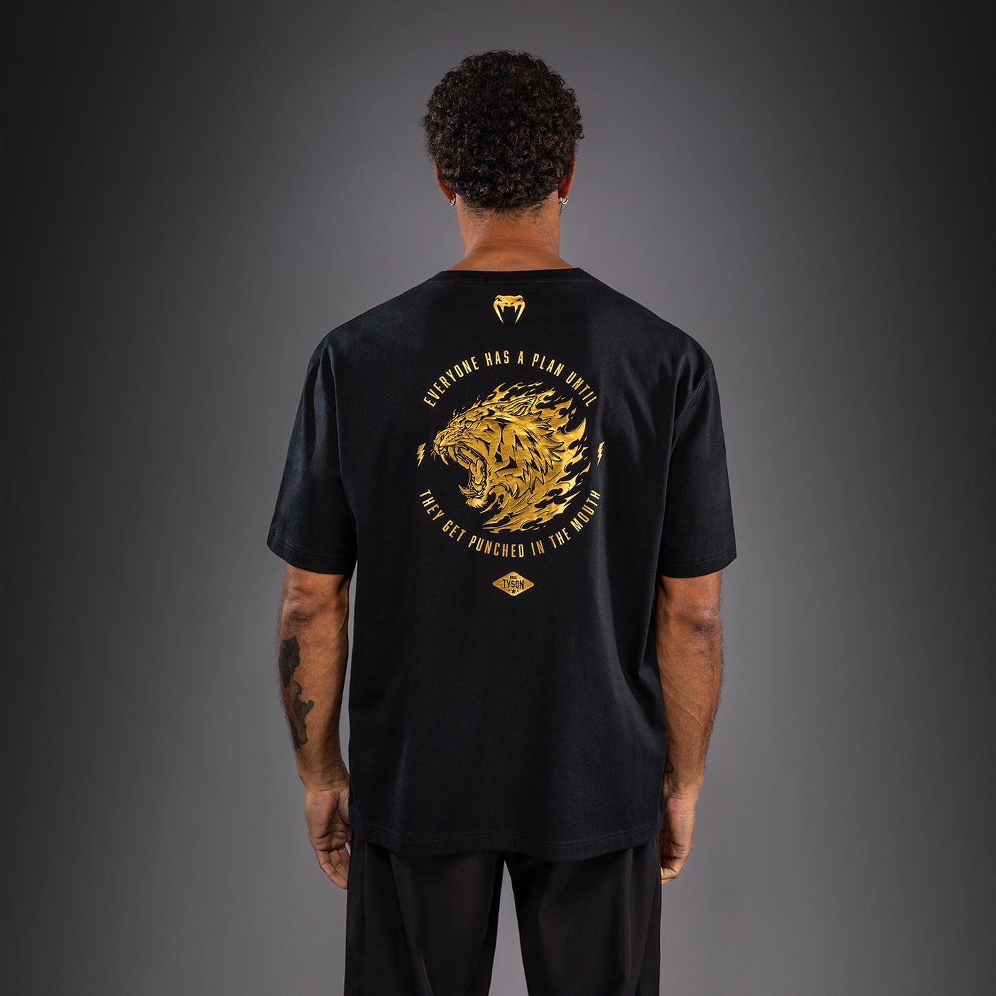 Venum x Mike Tyson Tiger Tシャツ - ブラック/ゴールド