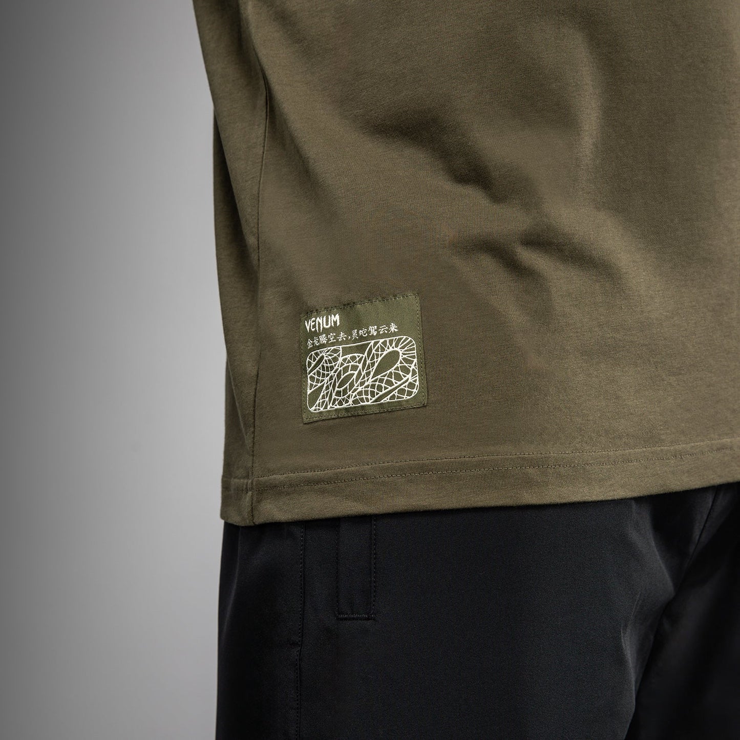 Venum Serpenti Tシャツ – カーキ/ブロンズ/アイボリー